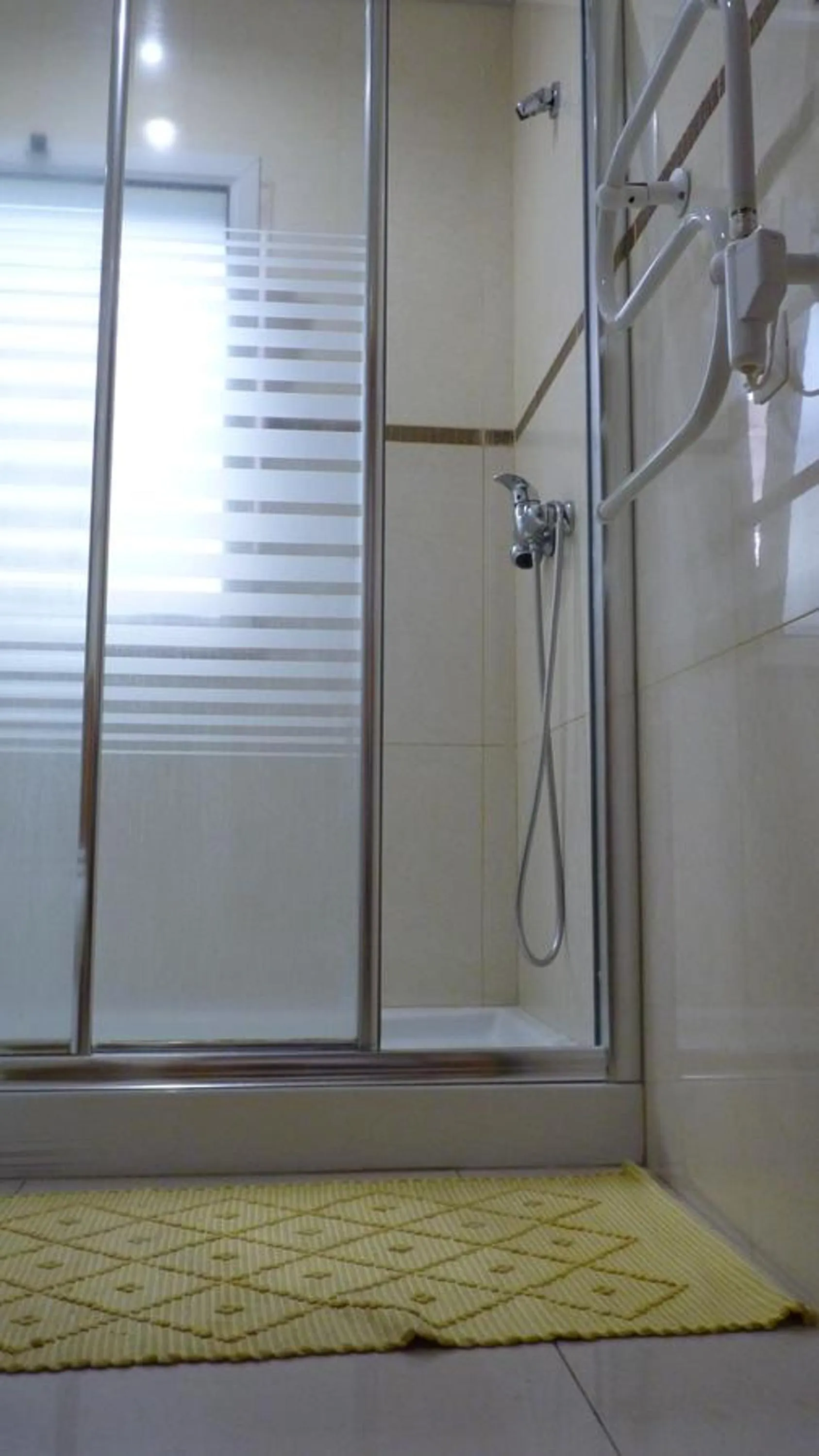 Shower in AZORES HOLIDAYS HOUSE -B&B - Suites - Self Check-in KEYBOARD