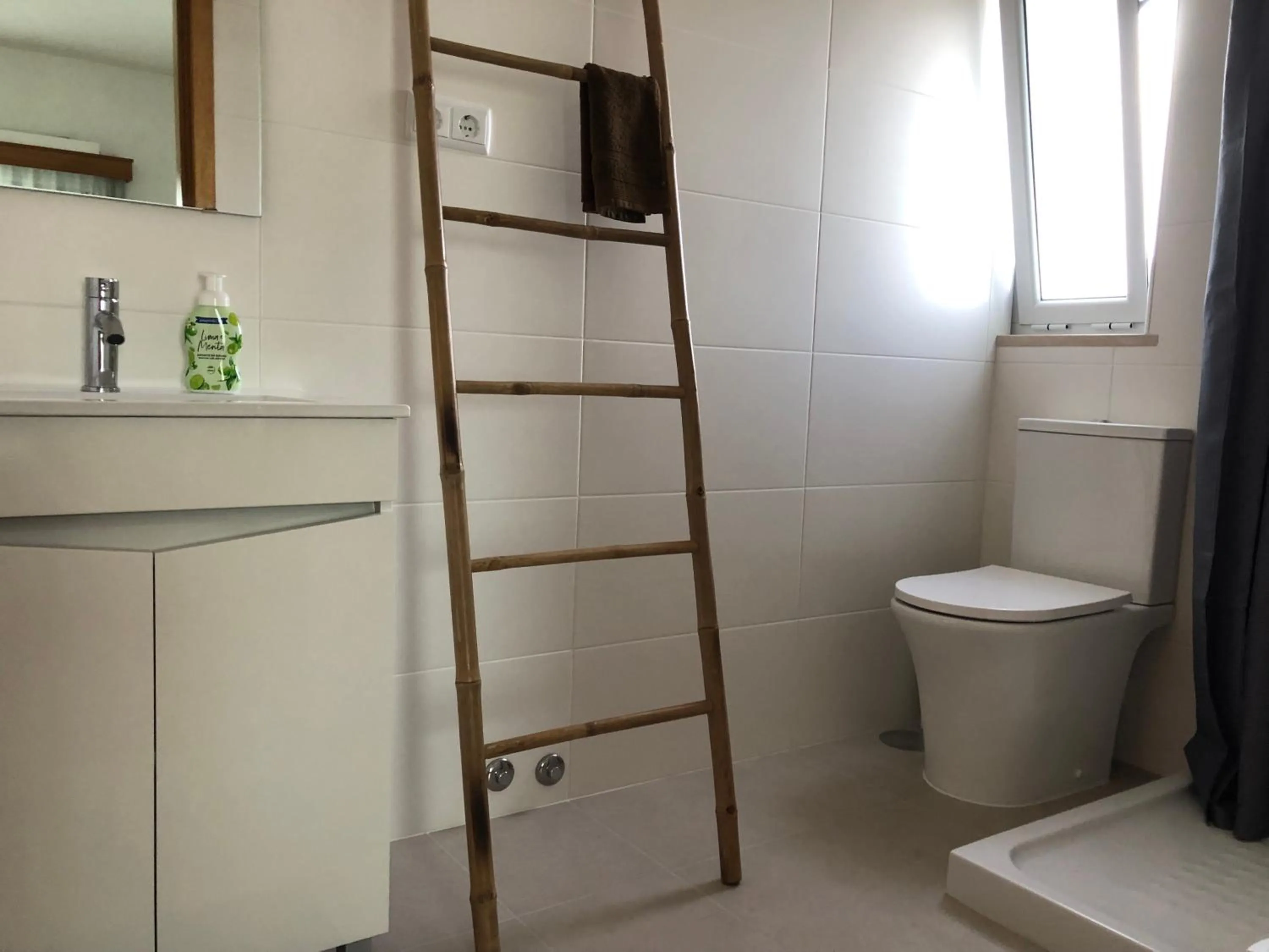 Shower in AZORES HOLIDAYS HOUSE -B&B - Suites - Self Check-in KEYBOARD