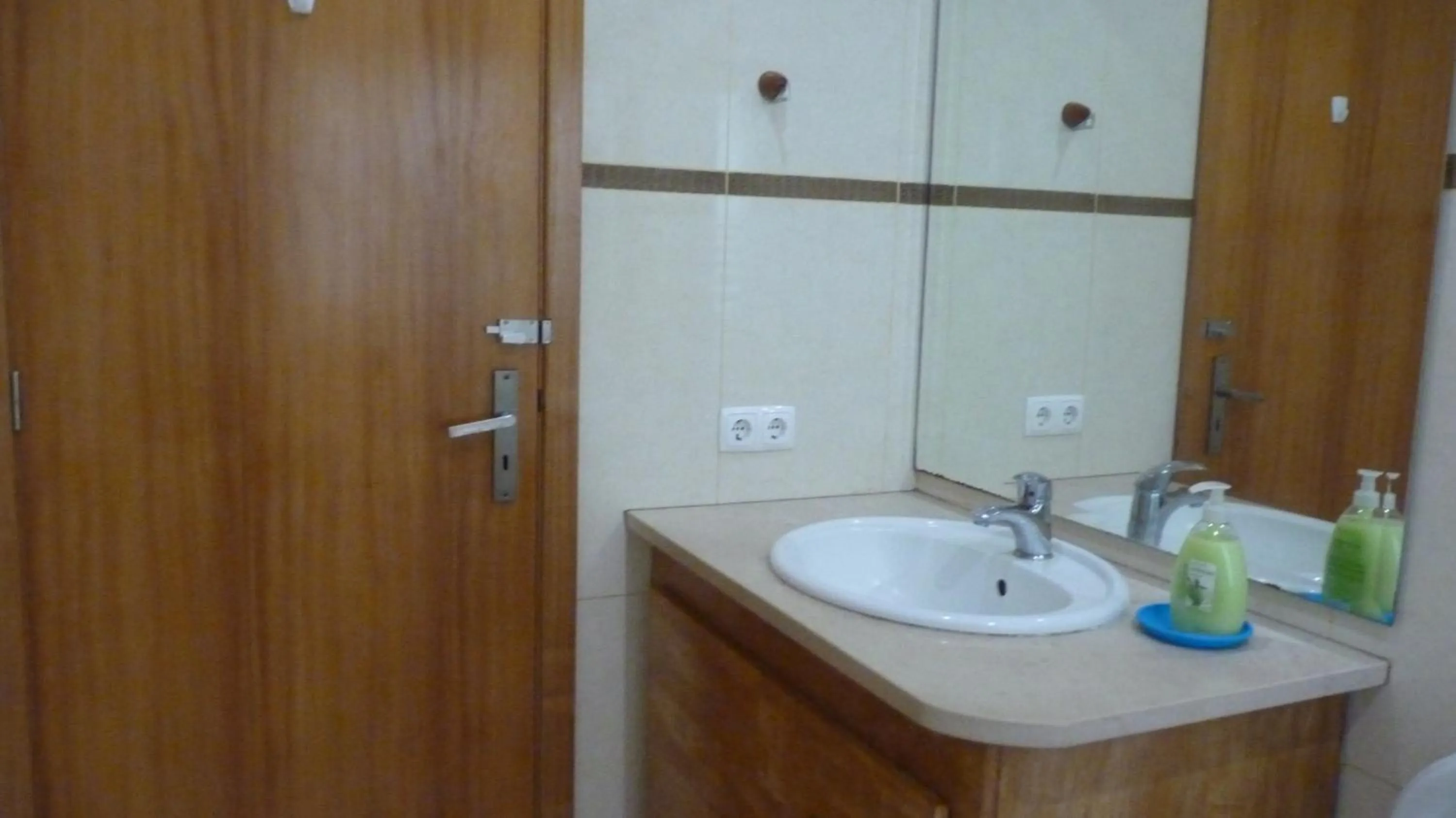 Toilet in AZORES HOLIDAYS HOUSE -B&B - Suites - Self Check-in KEYBOARD