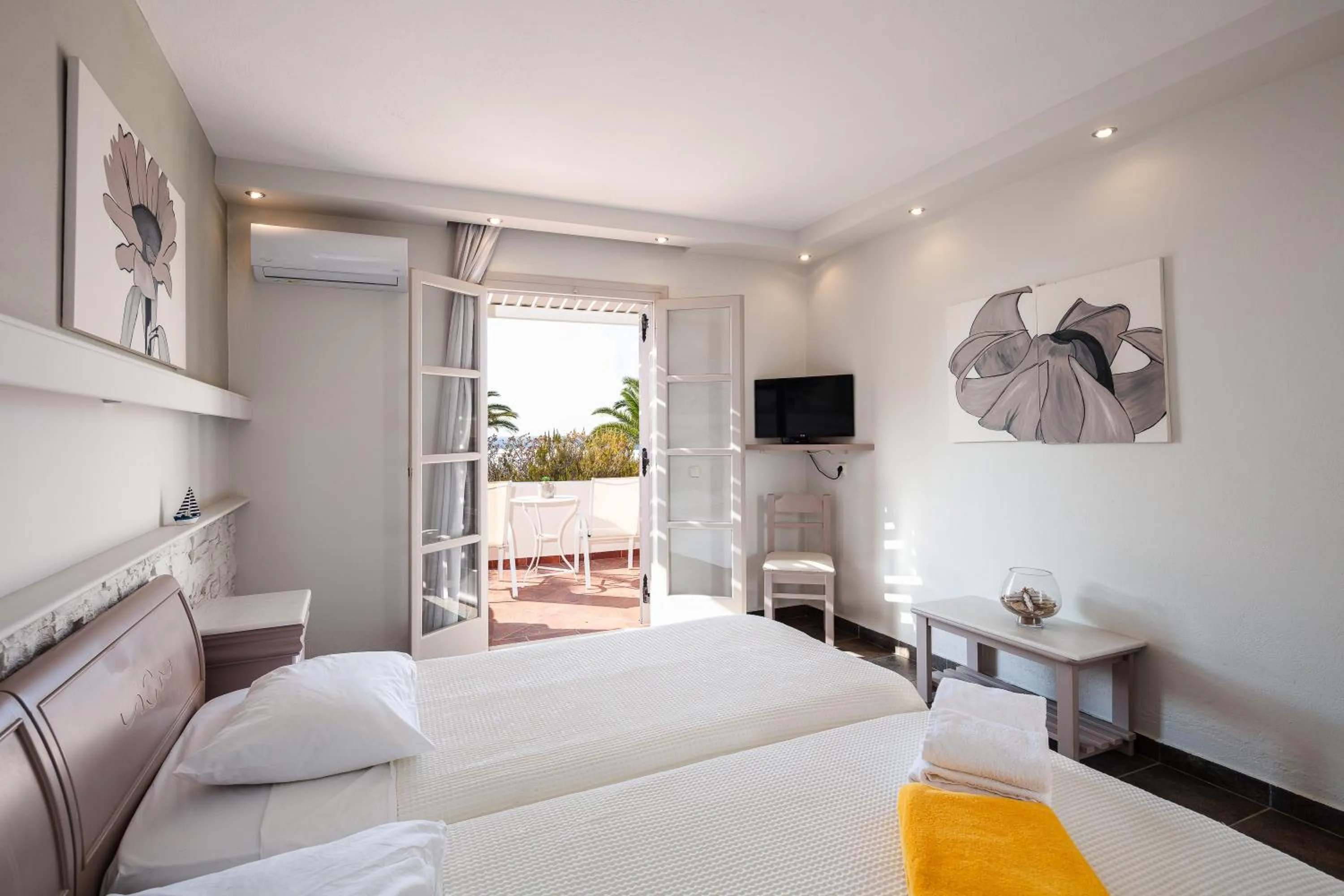 TV and multimedia, Bed in Kavuras Village Hotel & Suites