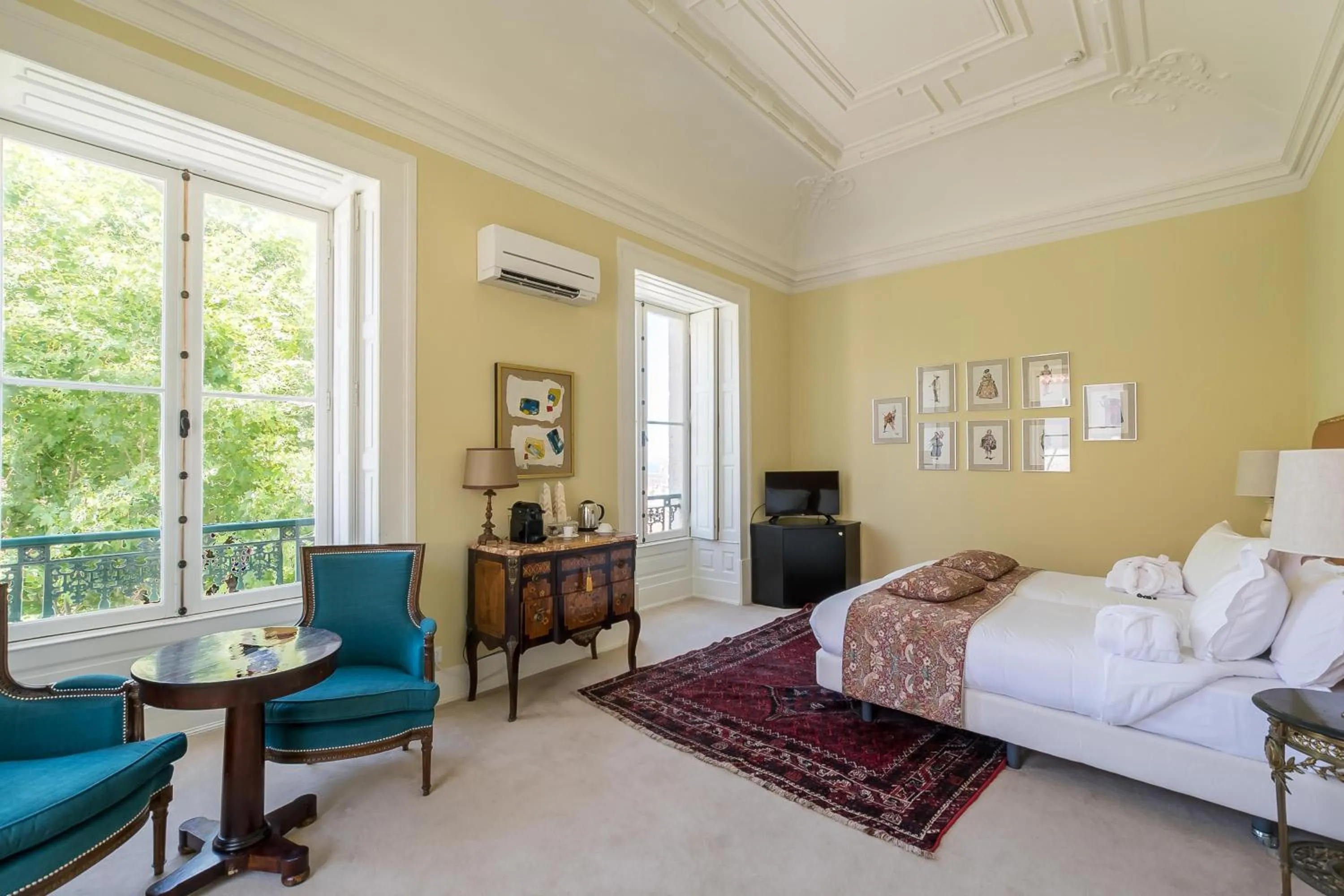 Garden view, Bed in Dear Lisbon - Palace Chiado Suites