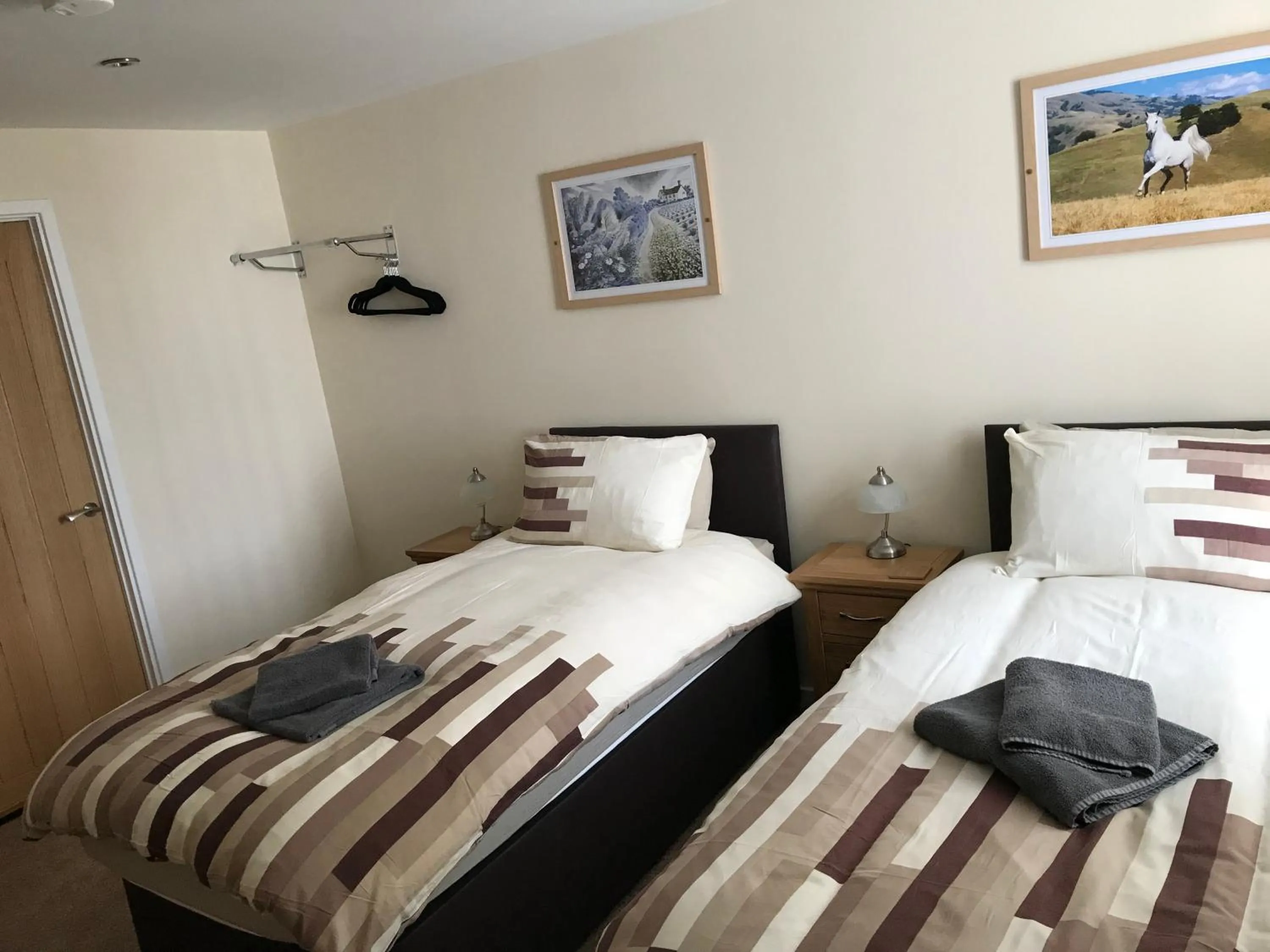 Photo of the whole room, Bed in White Horse Tavern