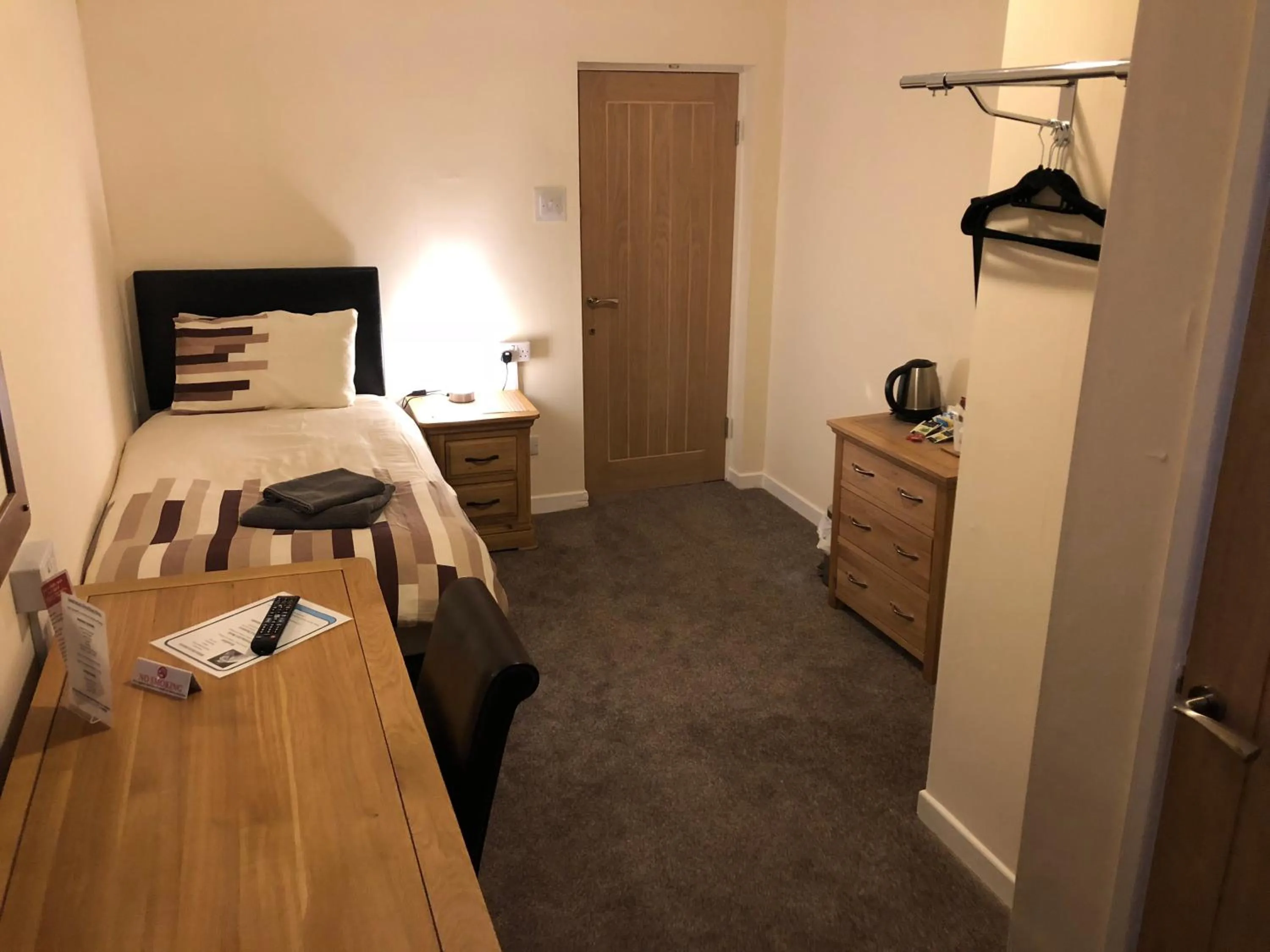 Photo of the whole room, Bed in White Horse Tavern