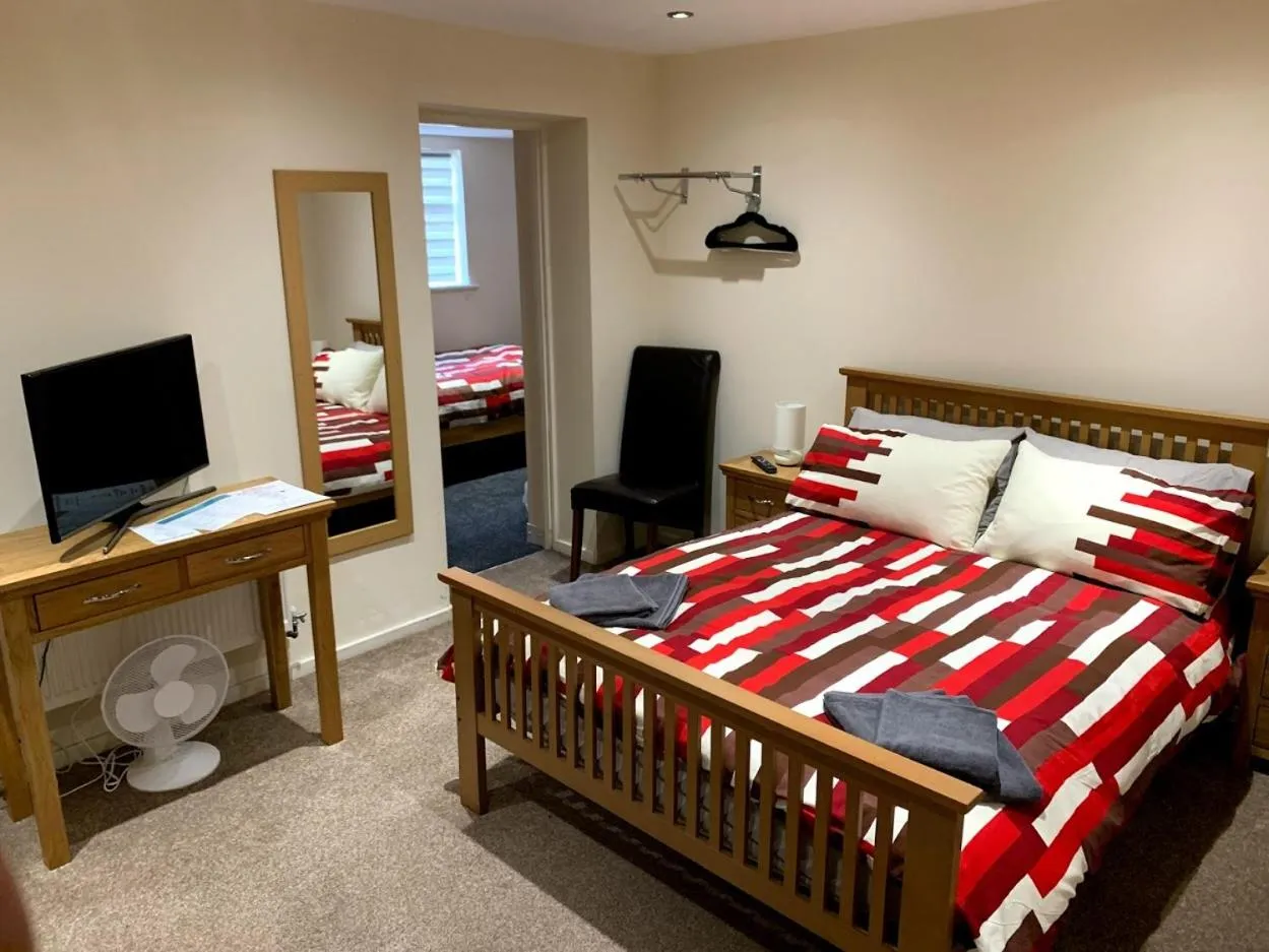 Photo of the whole room, Bed in White Horse Tavern