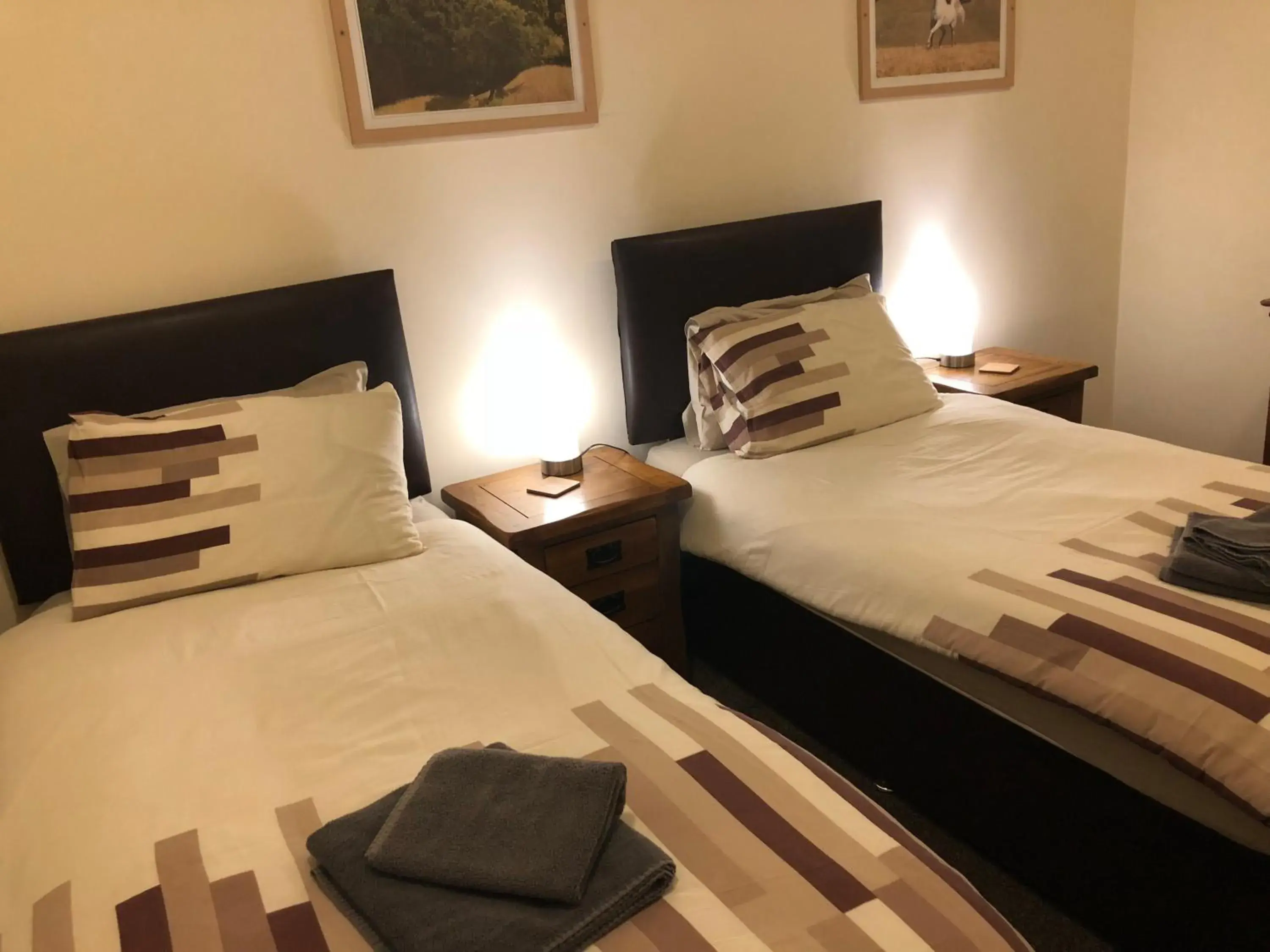 Twin Room - single occupancy - Upper Level in White Horse Tavern Twin Room - single occupancy - Upper Level in White Horse Tavern