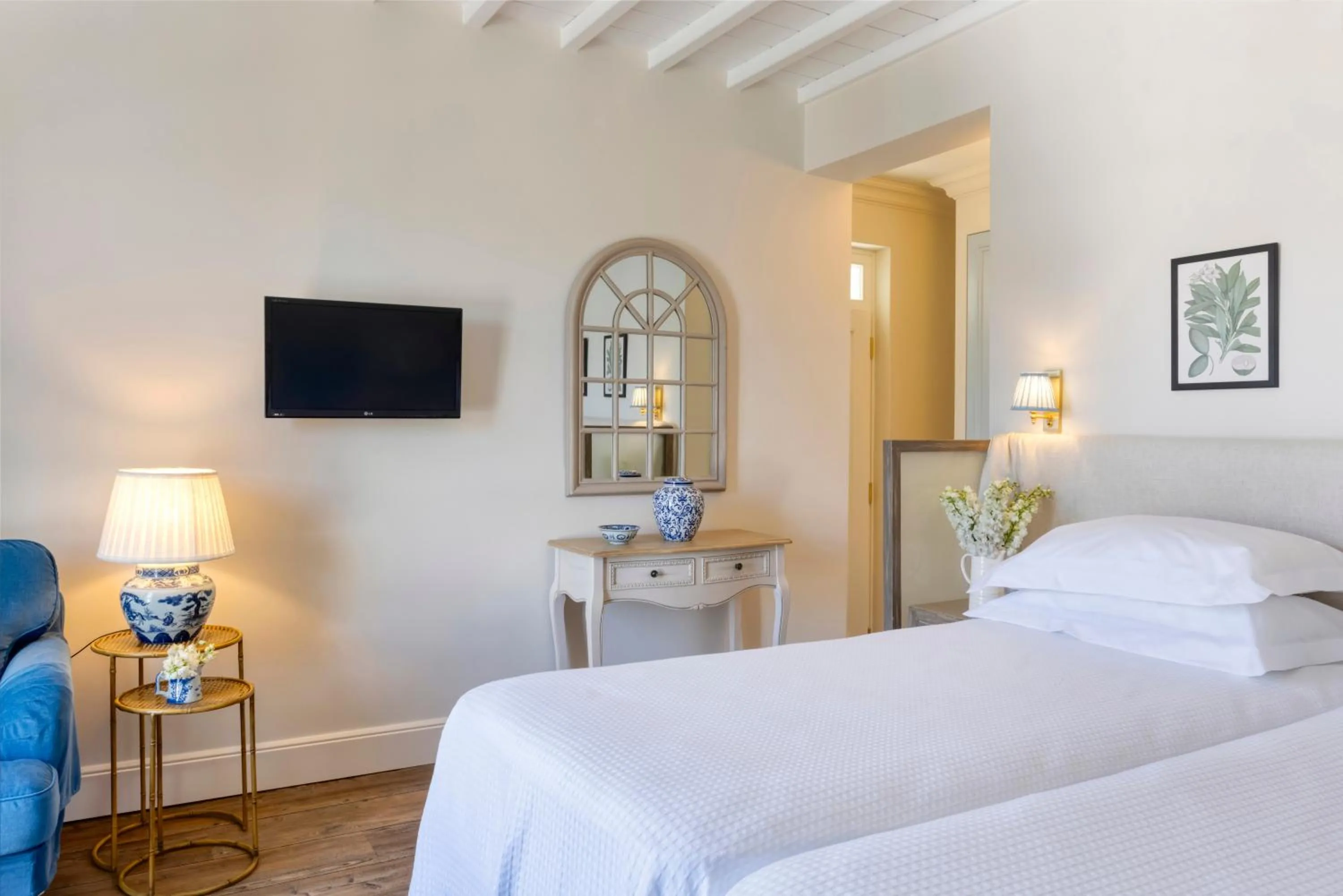 Photo of the whole room, Bed in Dorion Hotel