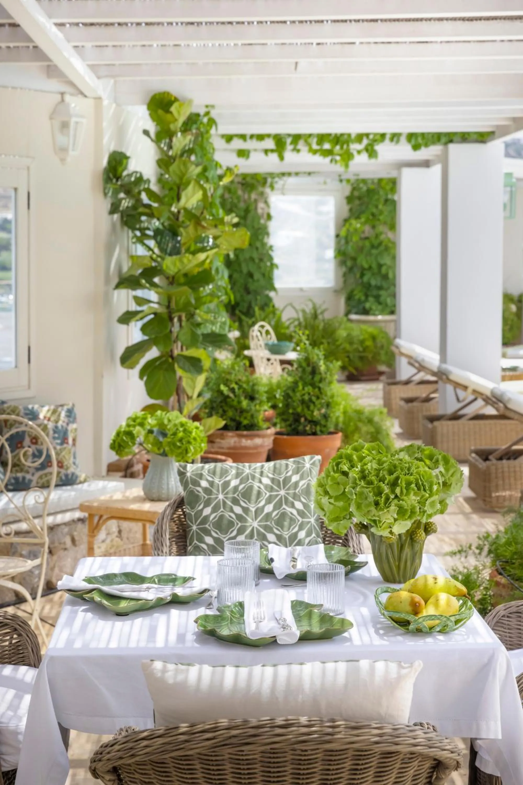 Food and drinks in Dorion Hotel