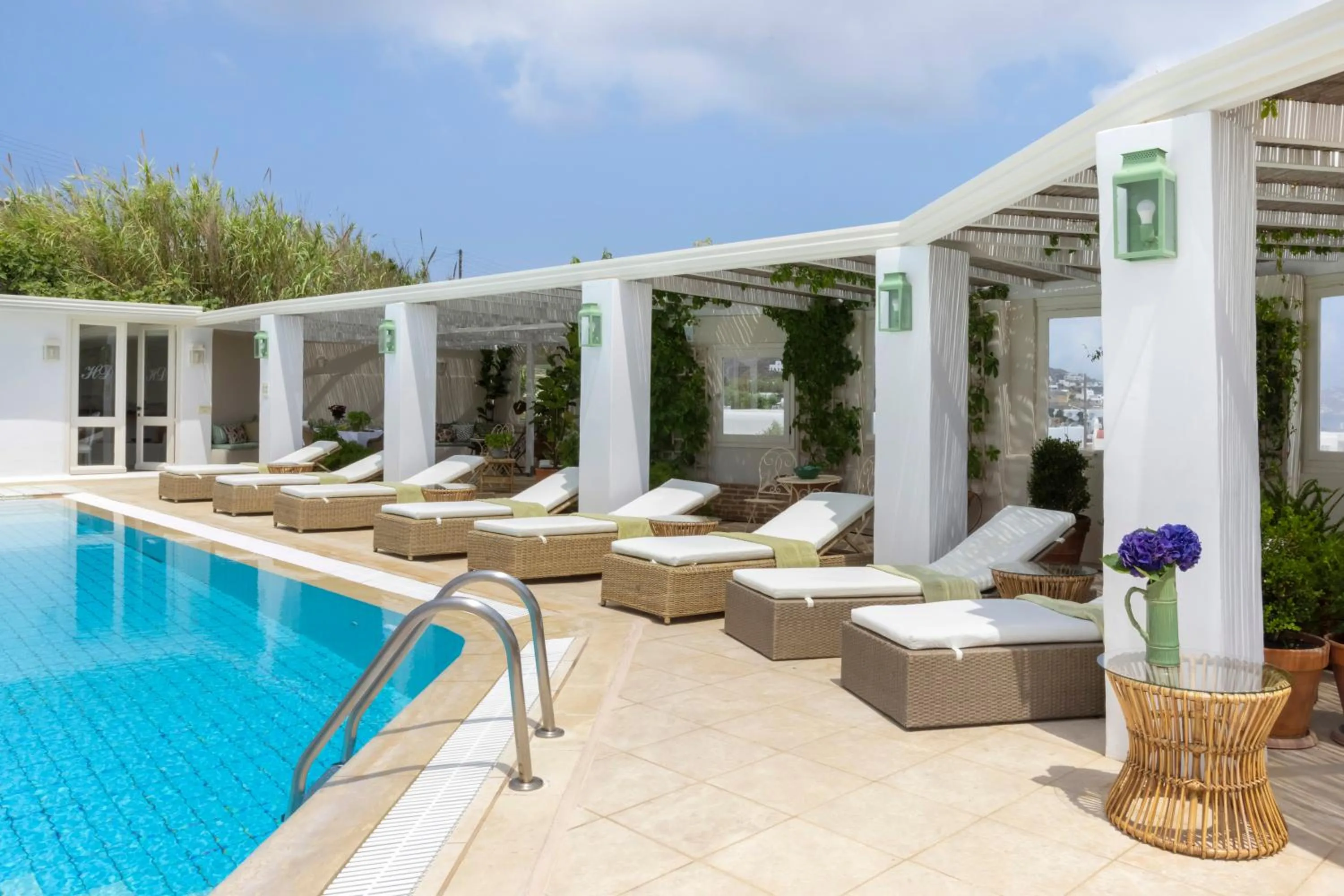 Swimming pool in Dorion Hotel