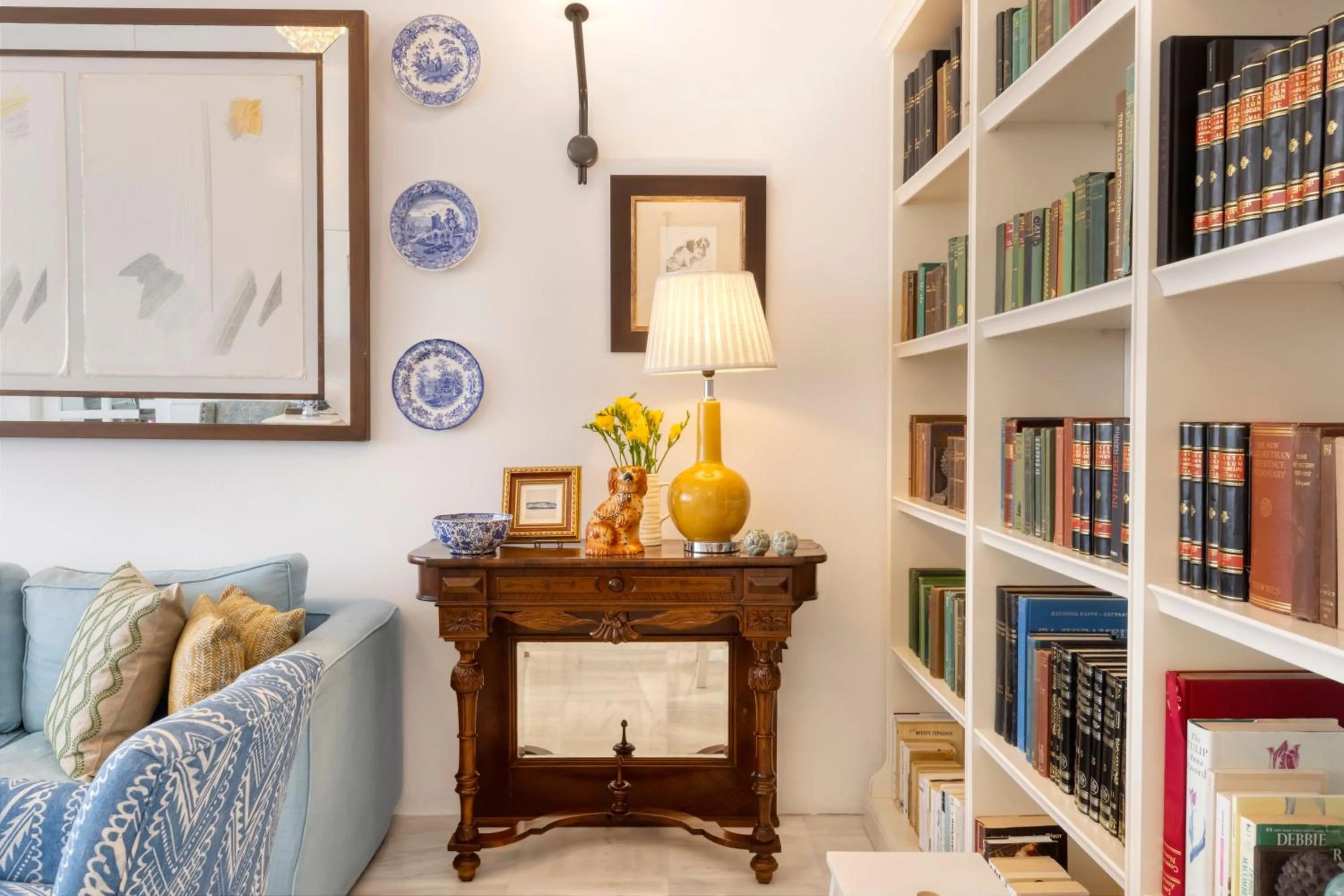 Library in Dorion Hotel