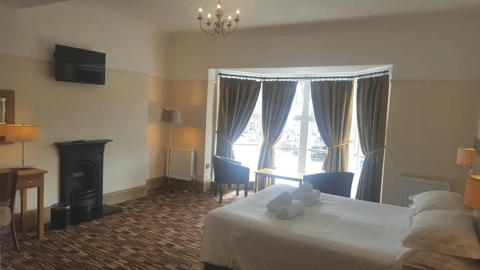 Bedroom, Bed in The Dolphin Hotel