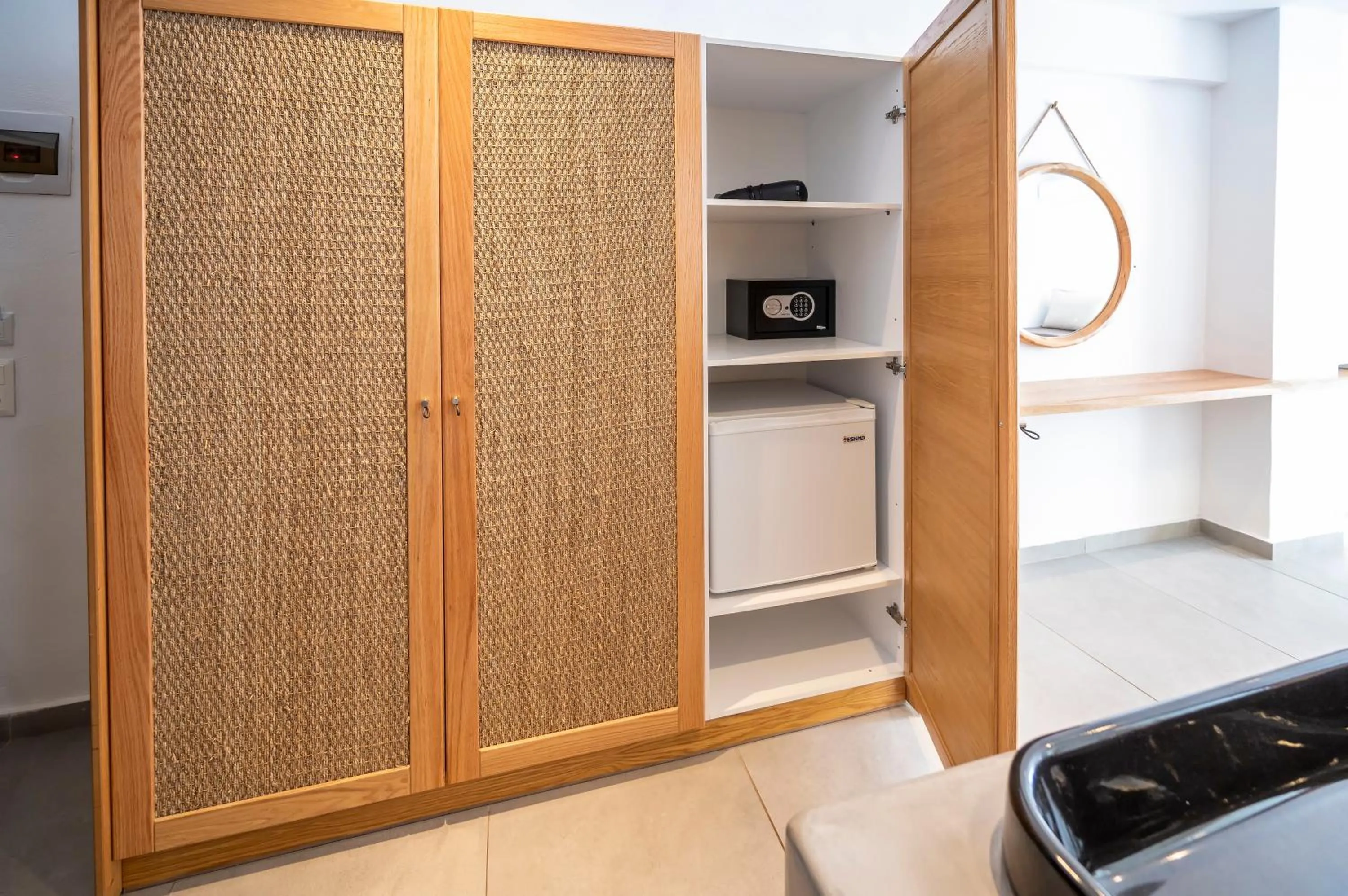 safe in Smy Mediterranean White Santorini