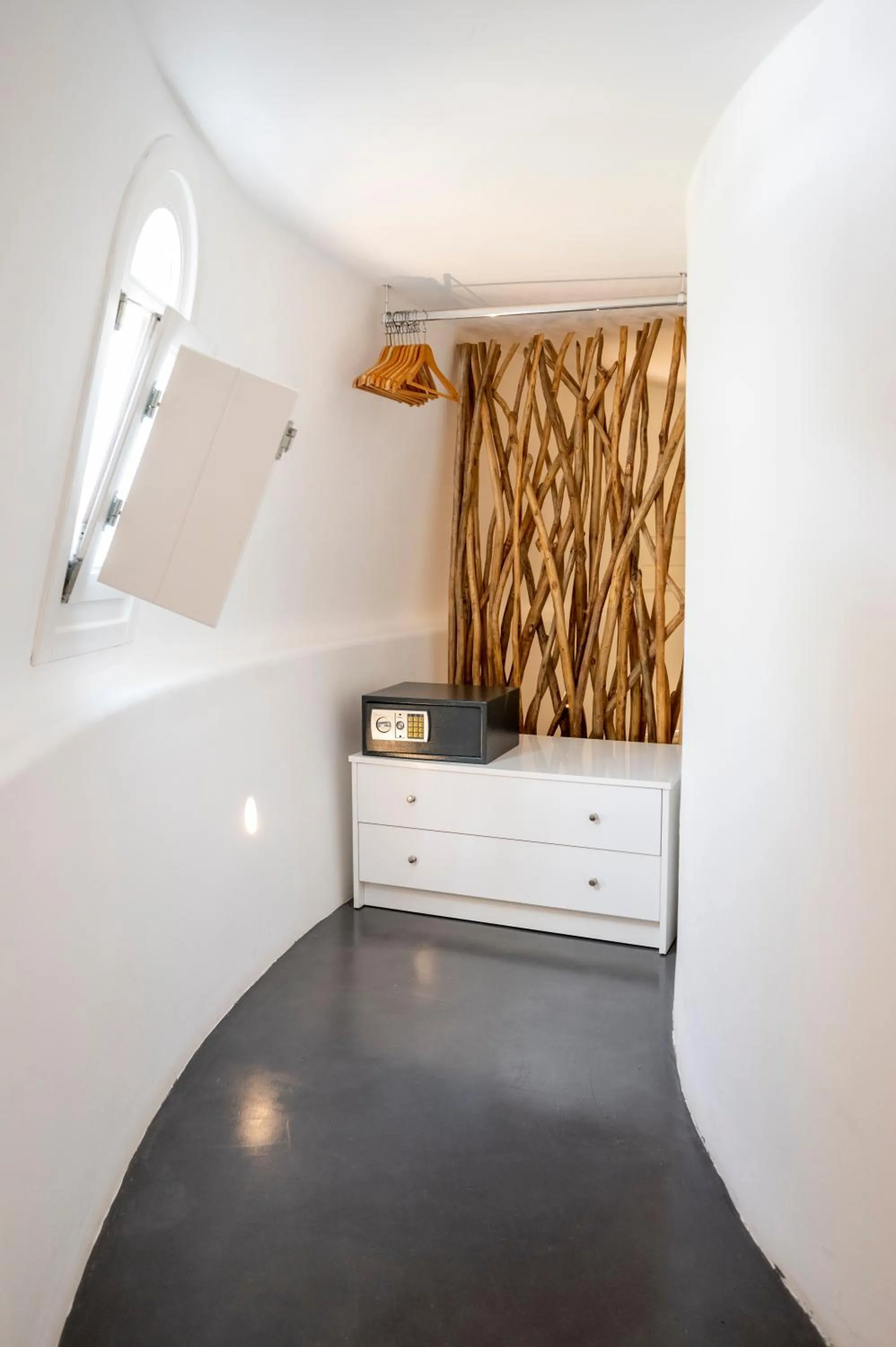 safe in Smy Mediterranean White Santorini