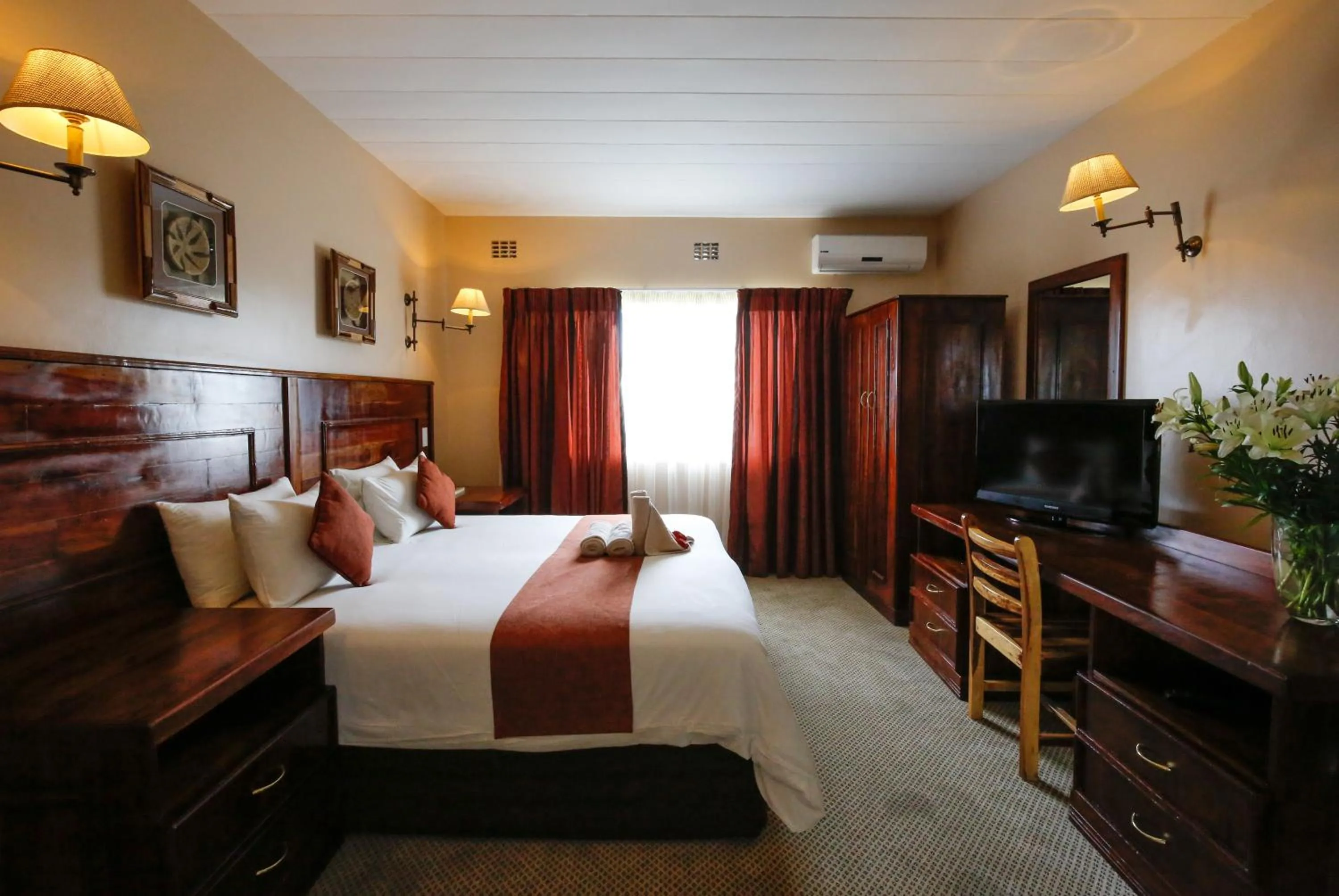 Photo of the whole room, Bed in Maun Lodge