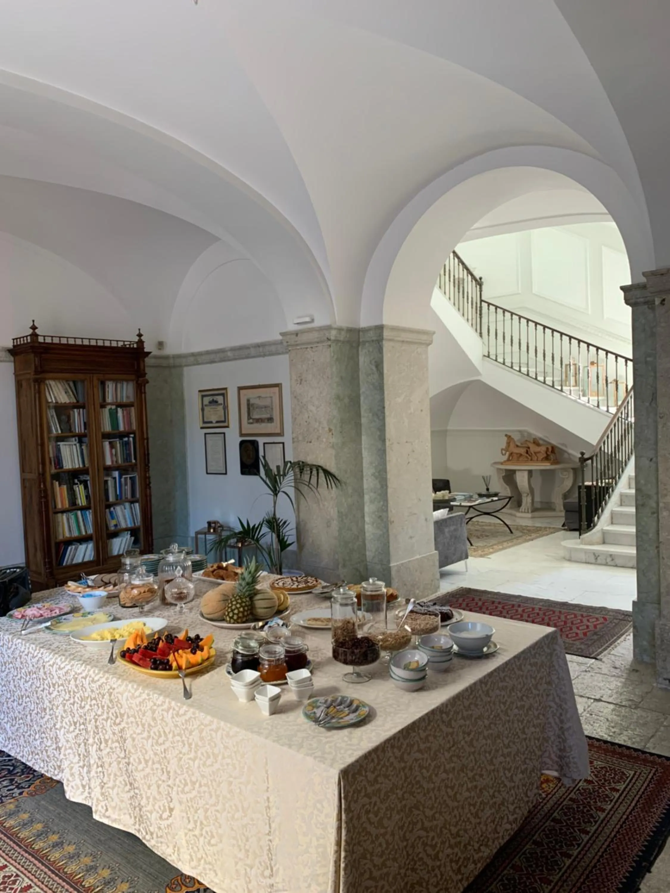 Continental breakfast in Palazzo del Senatore