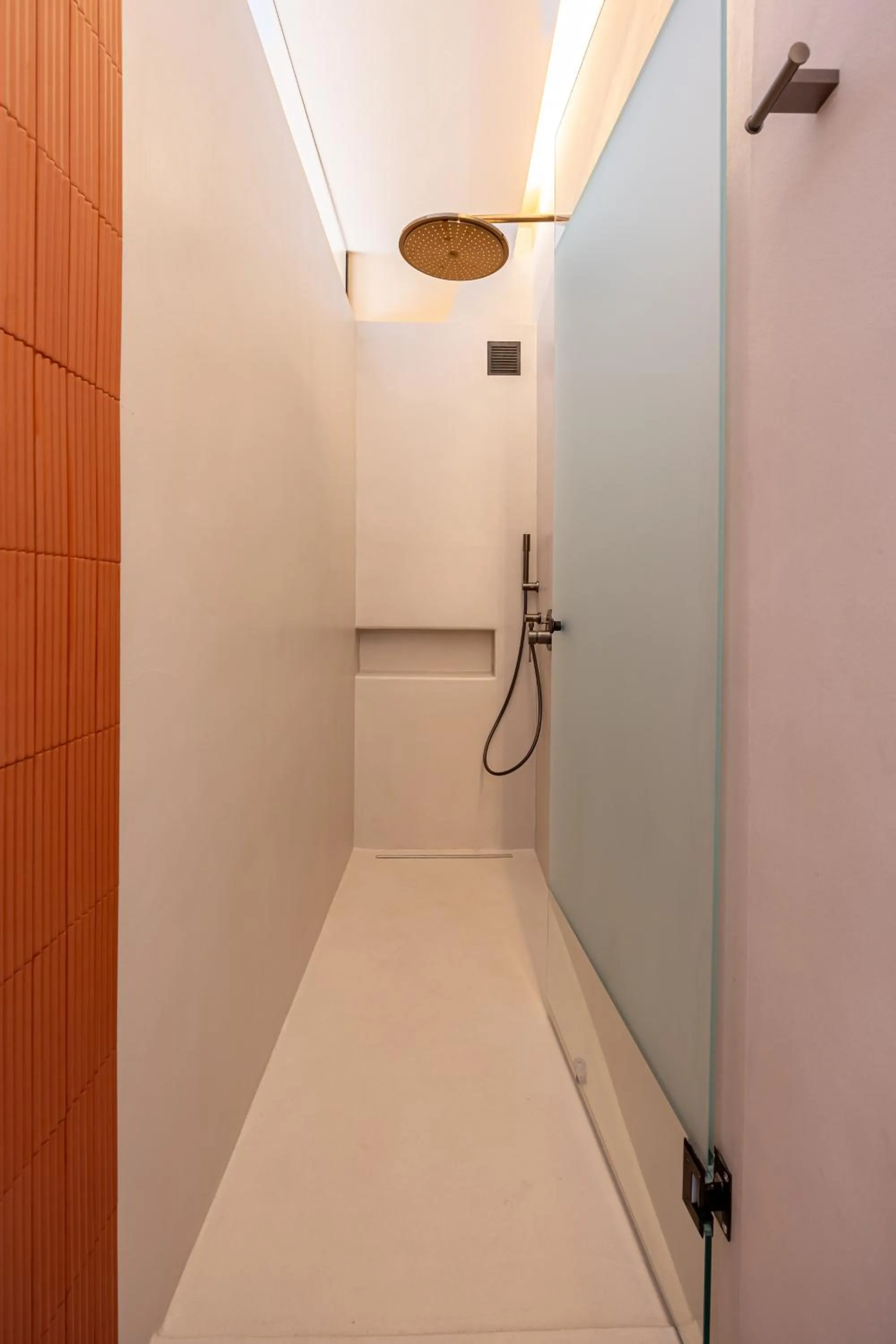 Shower in Caldera's Memories