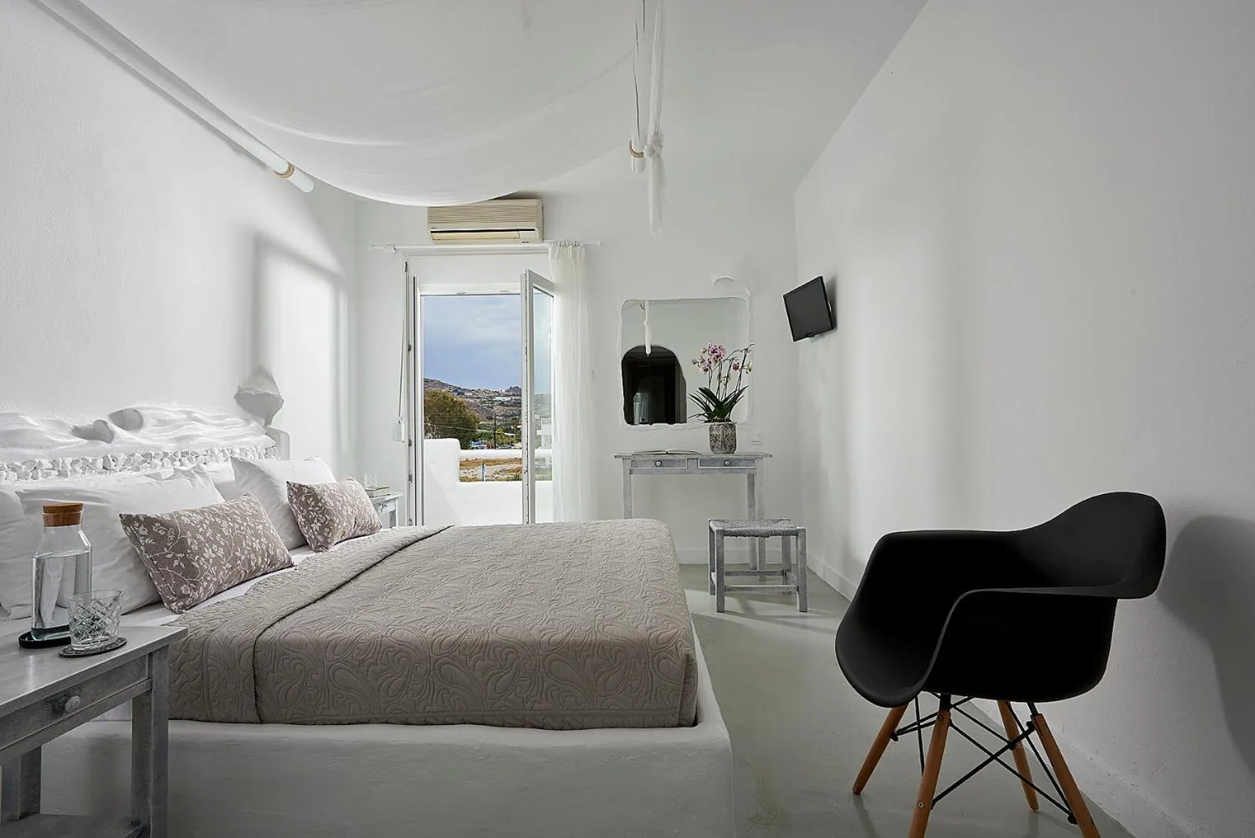 View (from property/room), Bed in Milos Hotel