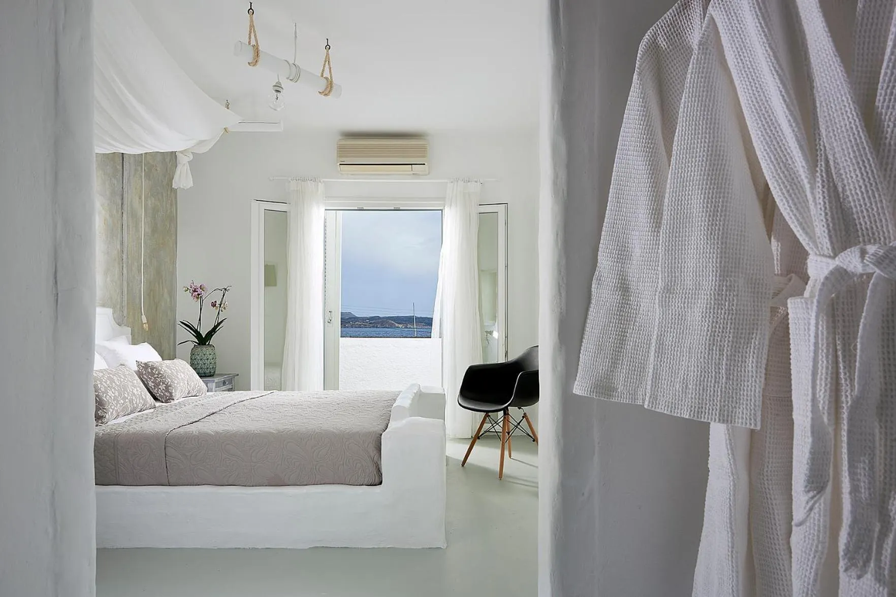 Photo of the whole room, Bed in Milos Hotel