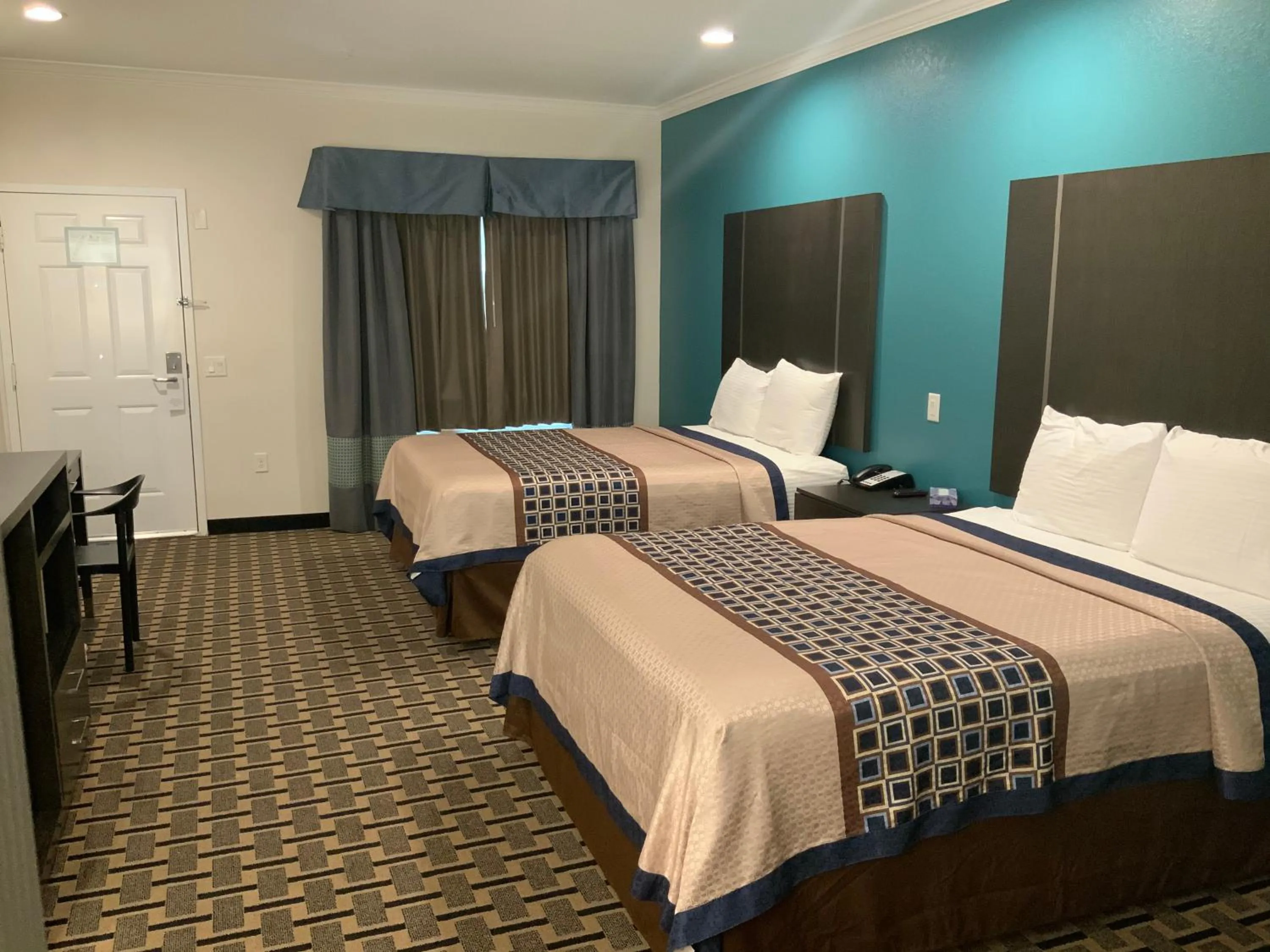 Bed in Regency Inn & Suites- NW Houston