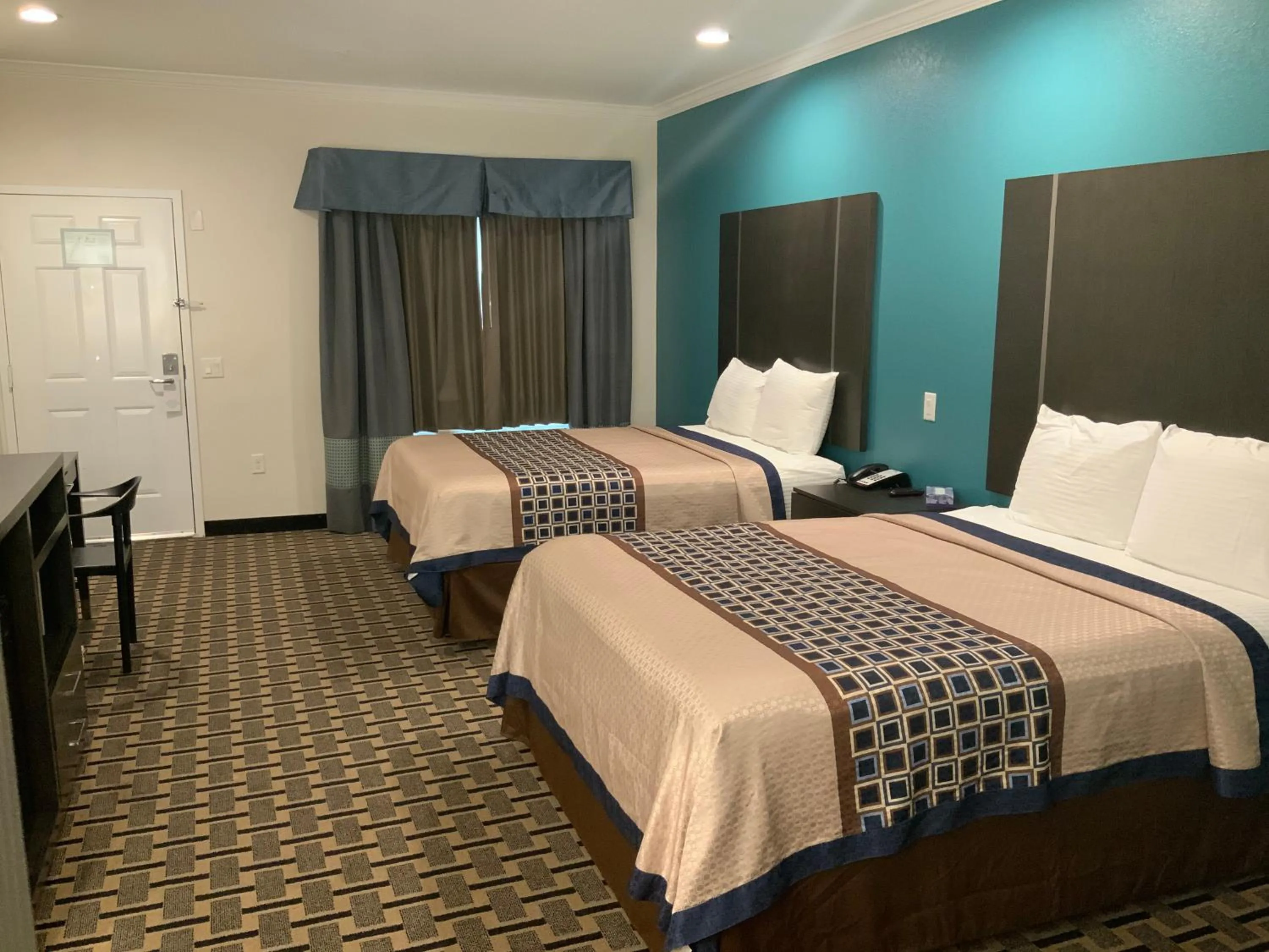 Bed in Regency Inn & Suites- NW Houston