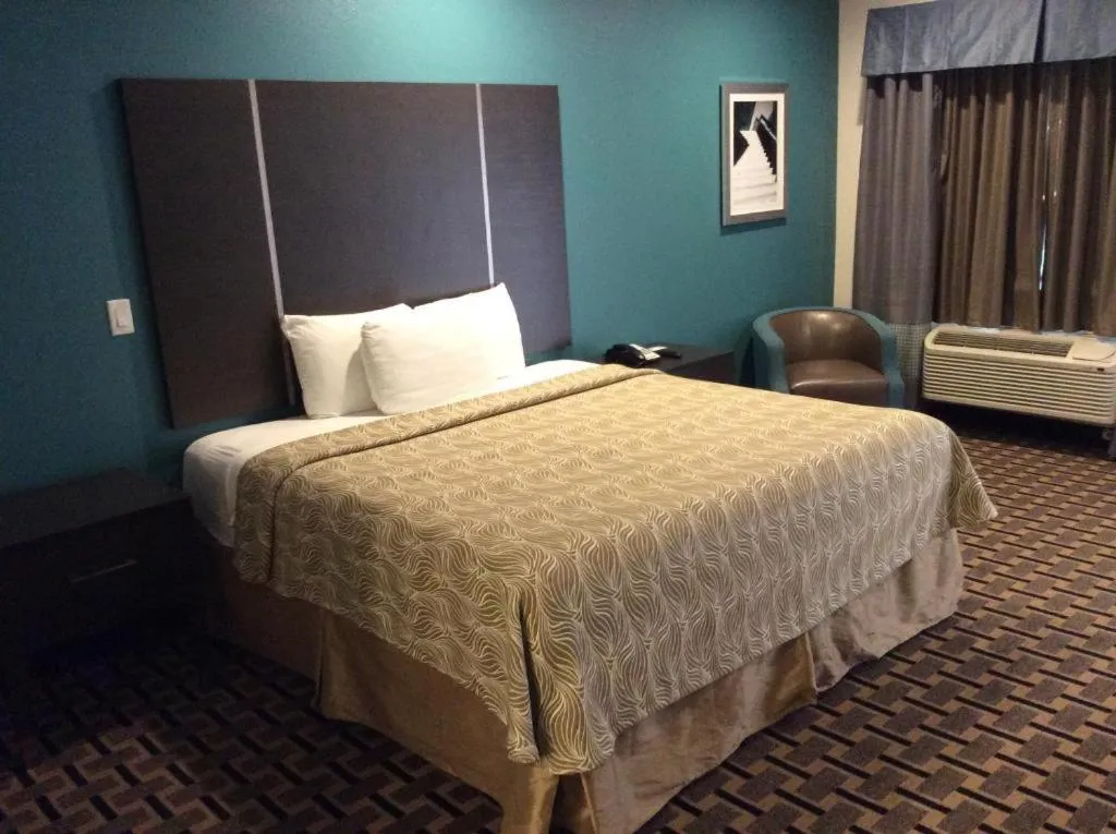 Bed in Regency Inn & Suites- NW Houston
