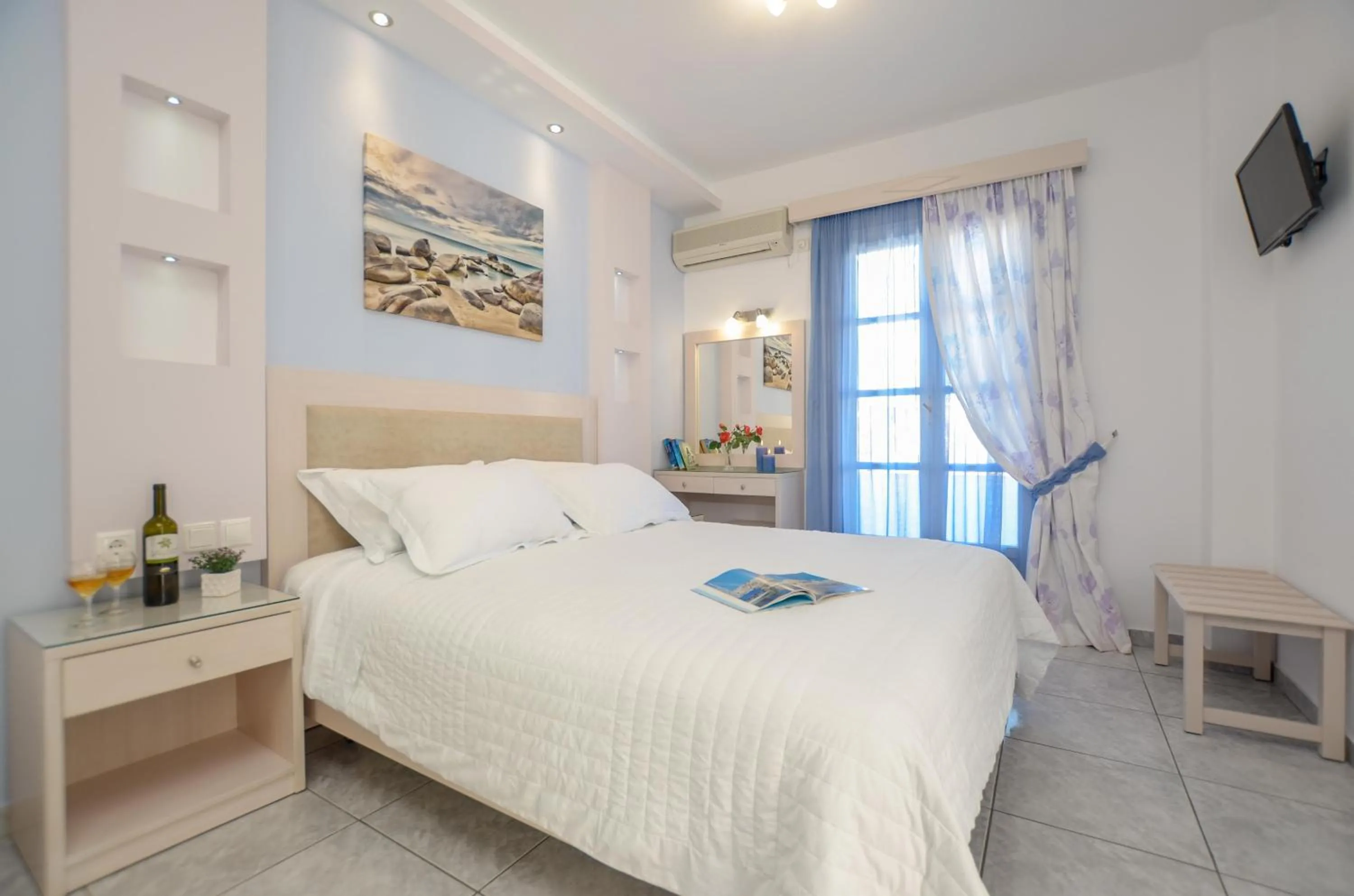 Photo of the whole room, Bed in Ilion Hotel