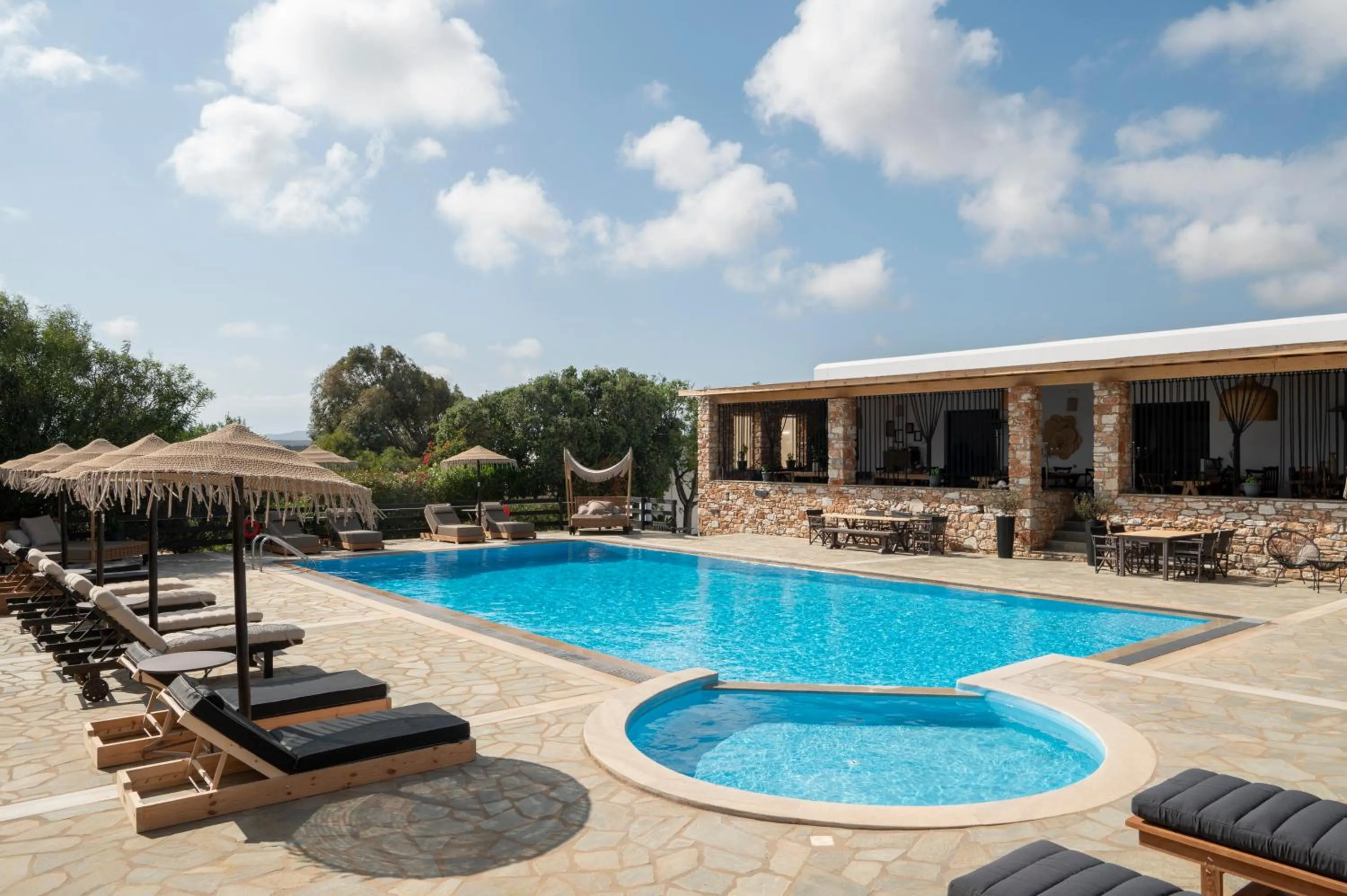 Swimming pool in Parosland Hotel