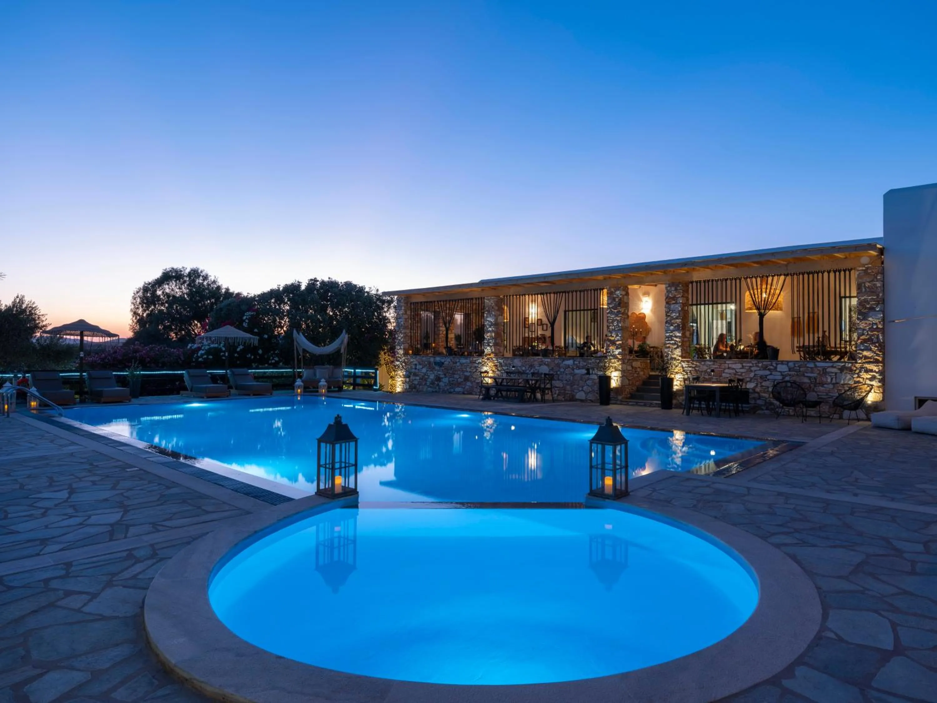 Swimming pool in Parosland Hotel