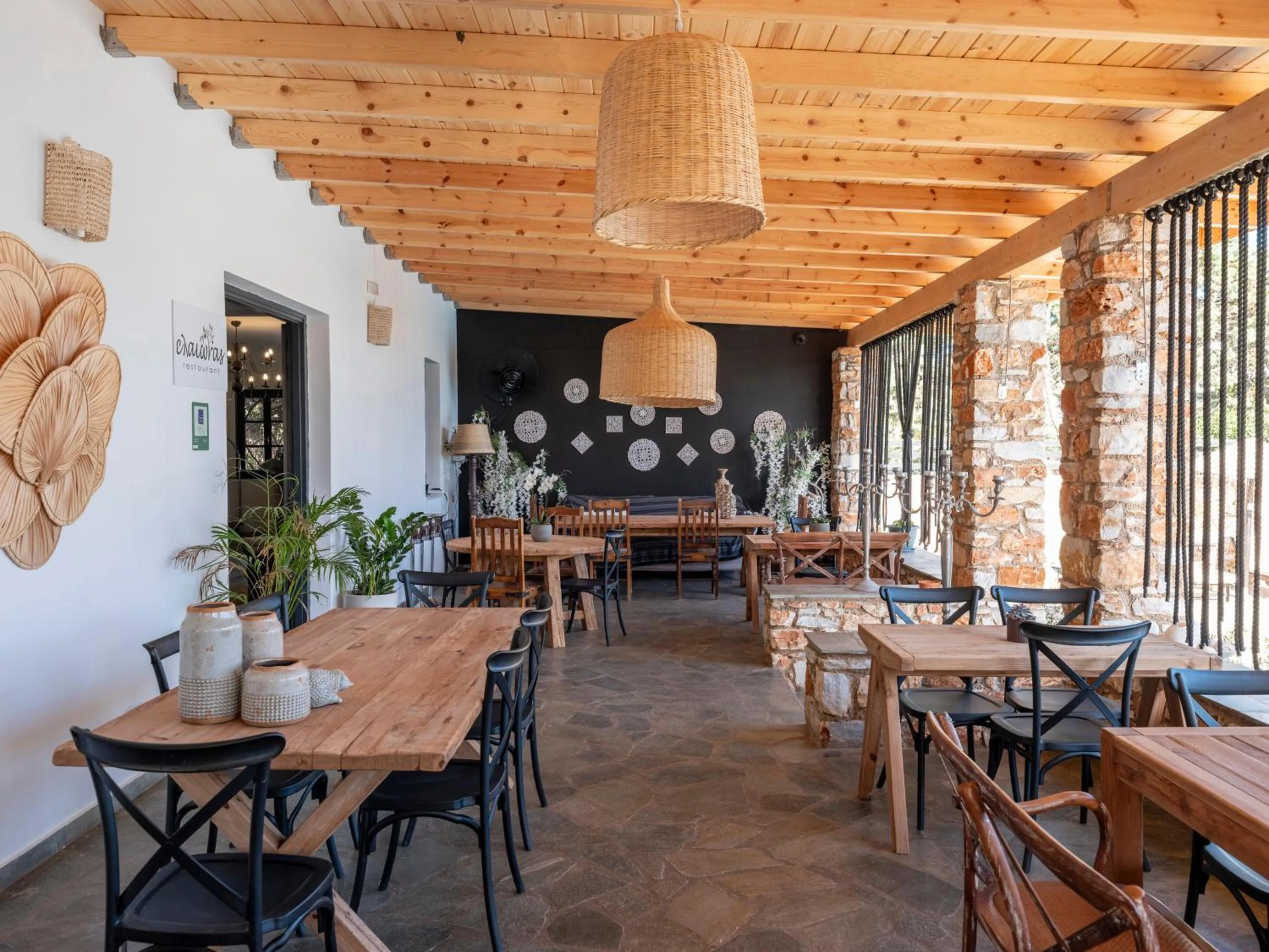 Restaurant/places to eat in Parosland Hotel