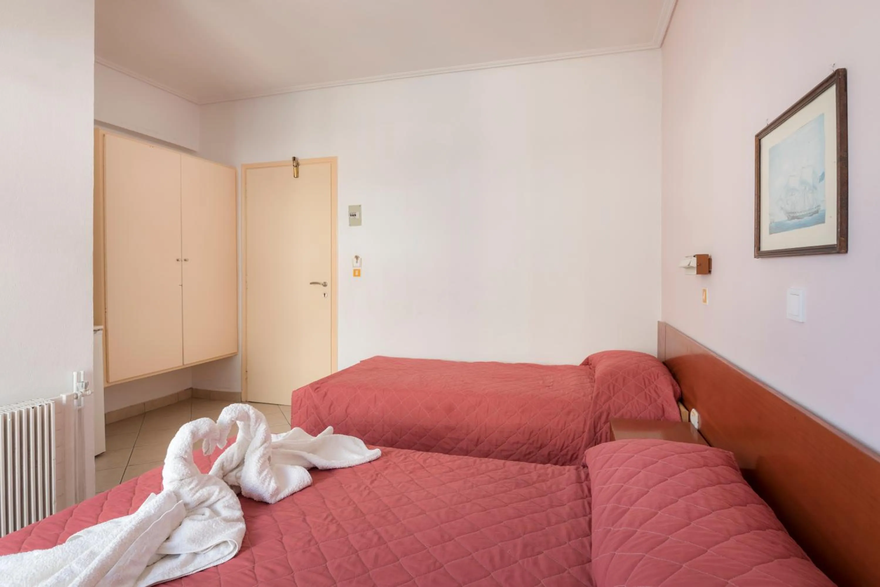 Bedroom, Bed in Captain's Hotel