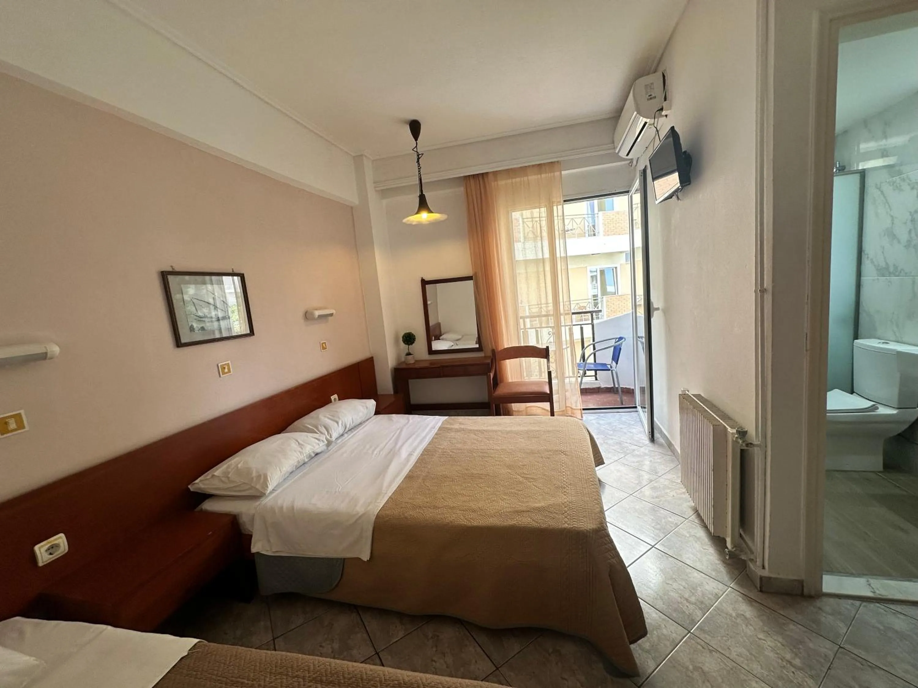 Bedroom, Bed in Captain's Hotel