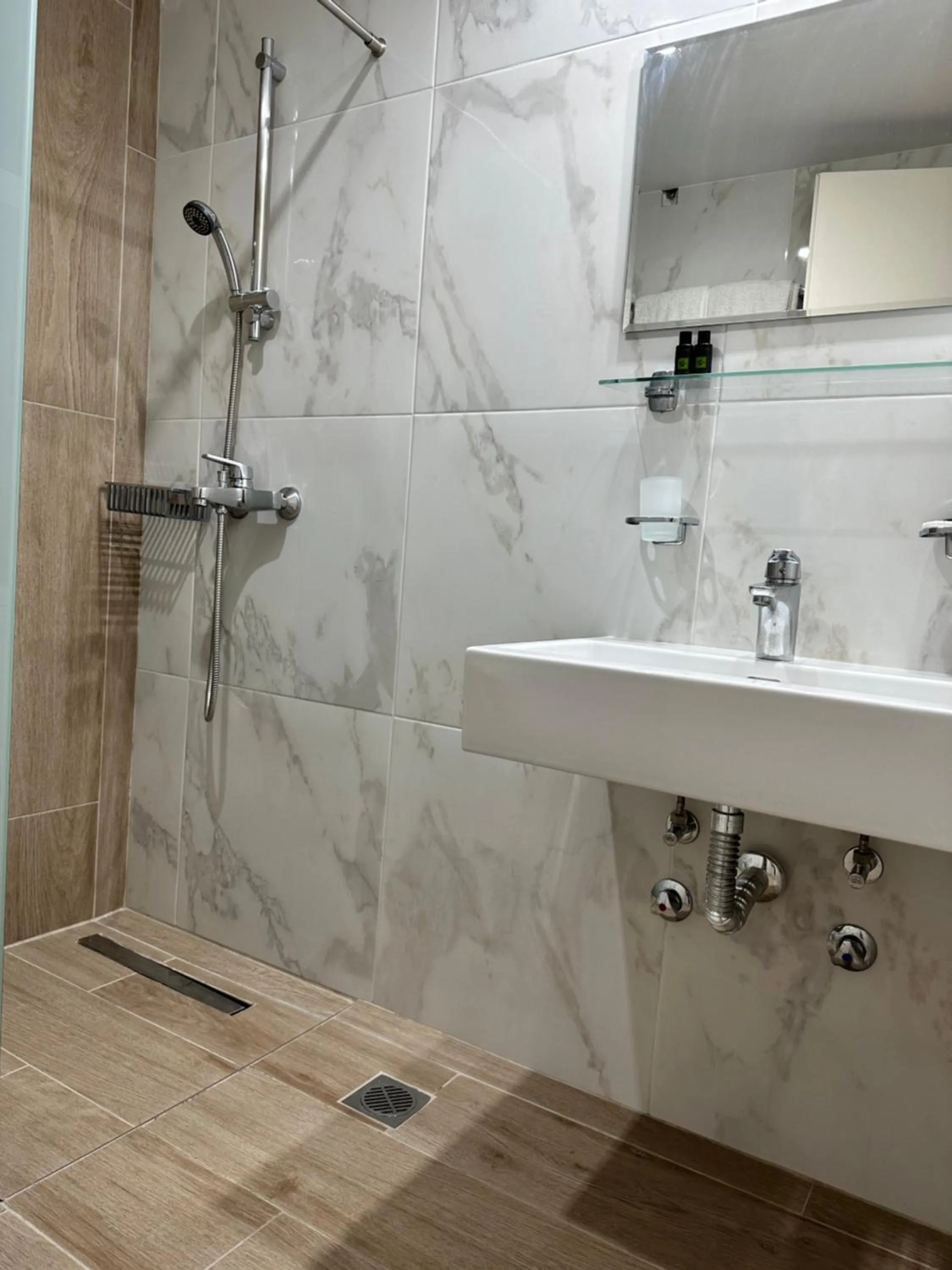 Shower in Captain's Hotel