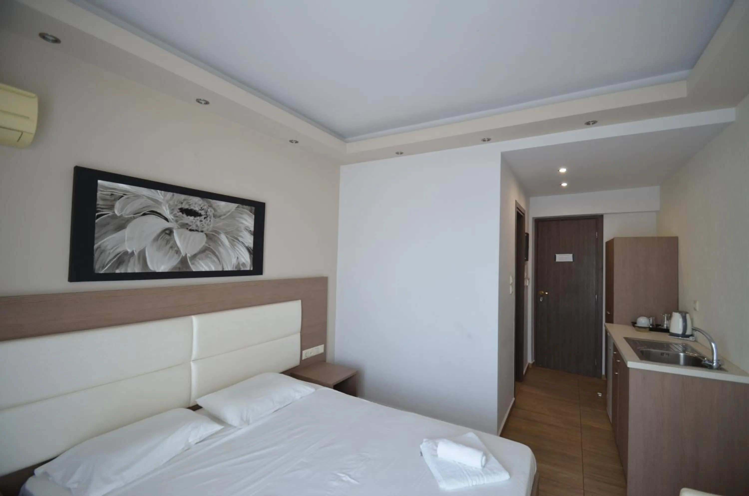 Photo of the whole room, Bed in Sevastos Studios