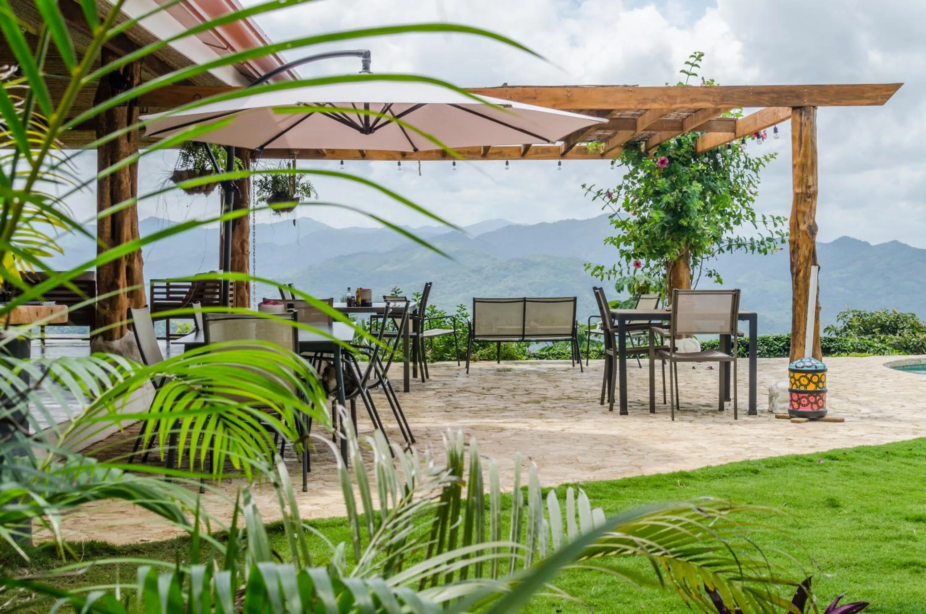 Restaurant/places to eat in Hotel Peace & Lodge