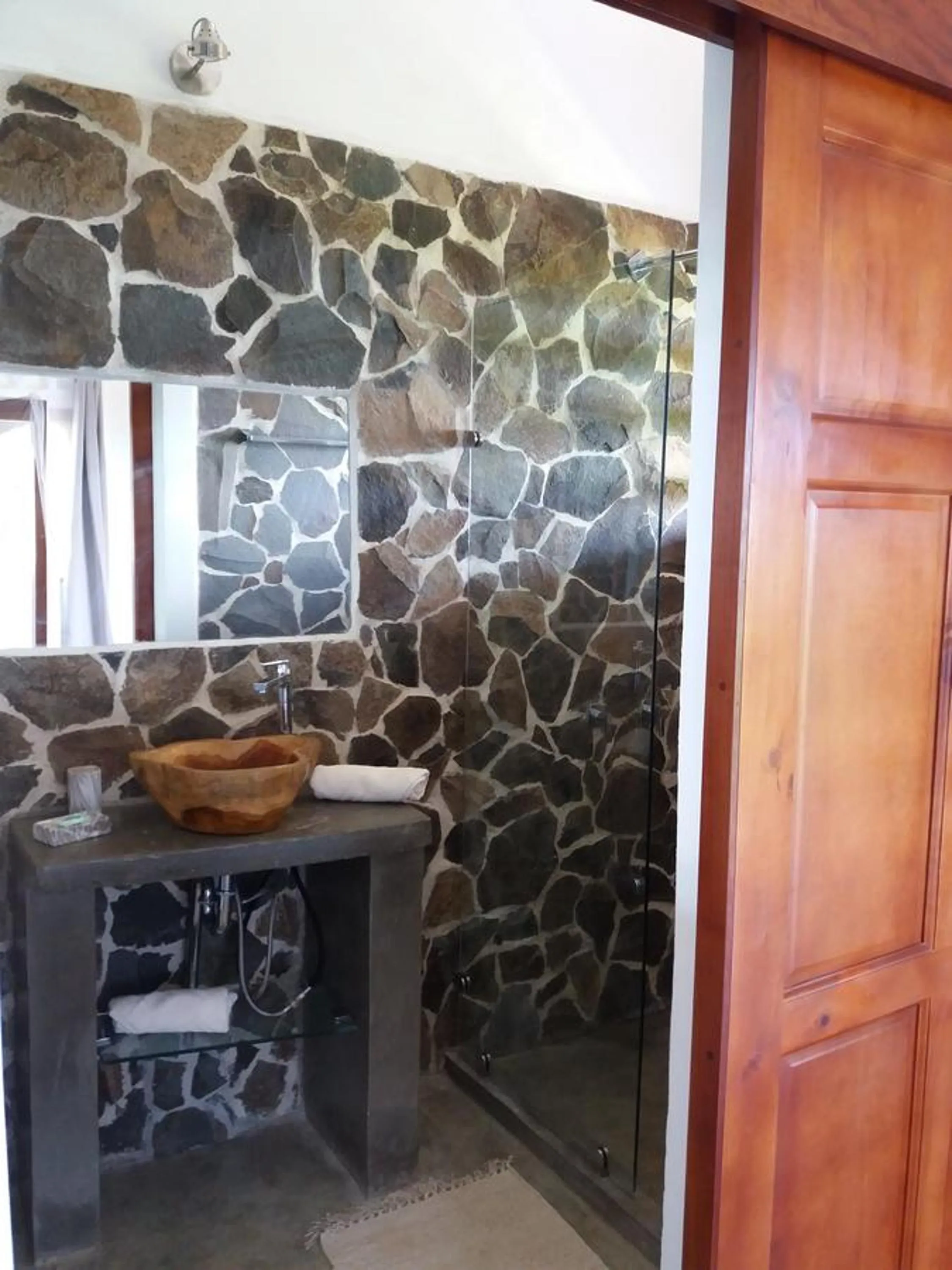 Shower in Hotel Peace & Lodge