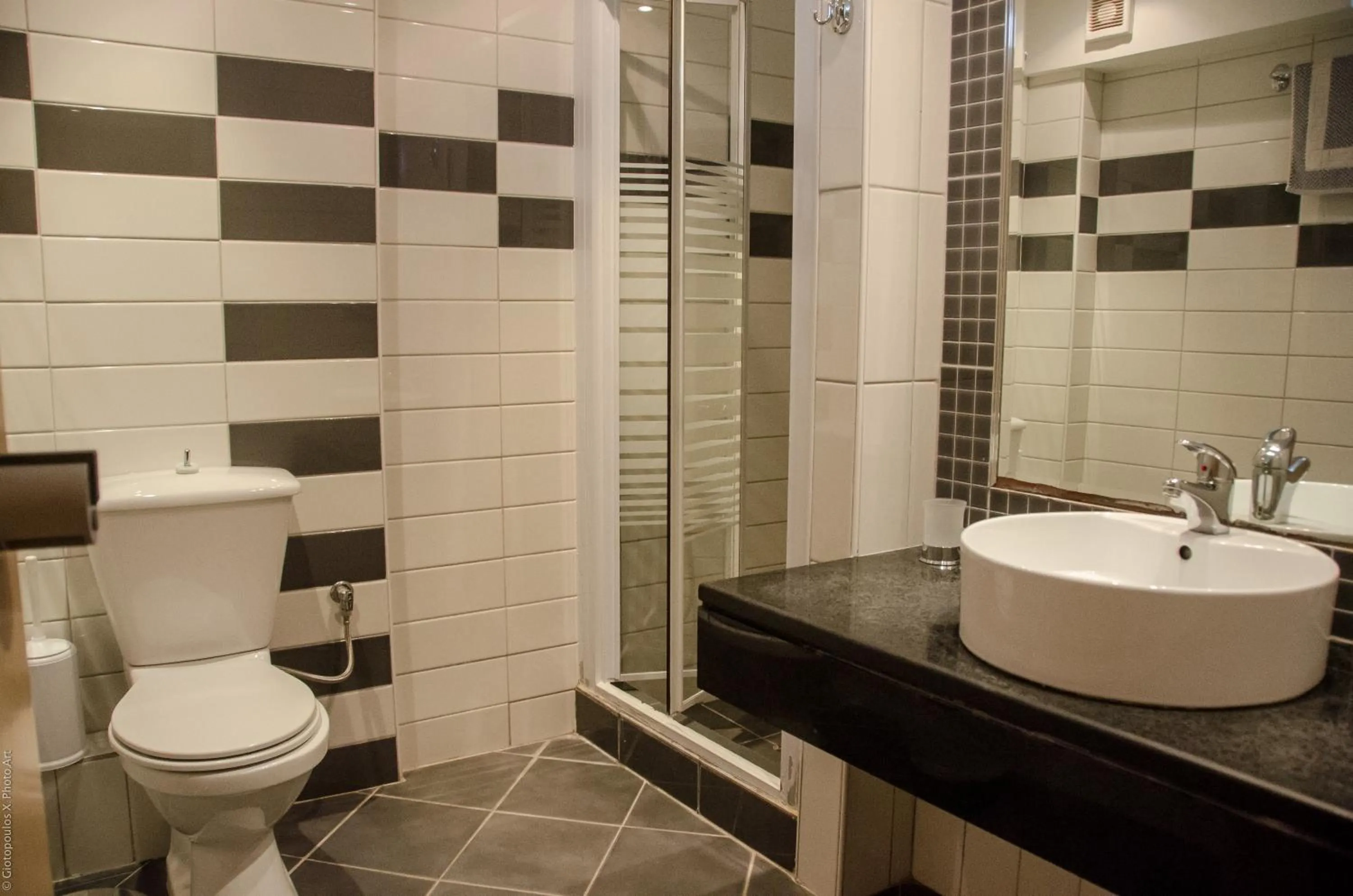 Shower in Palmyra Hotel