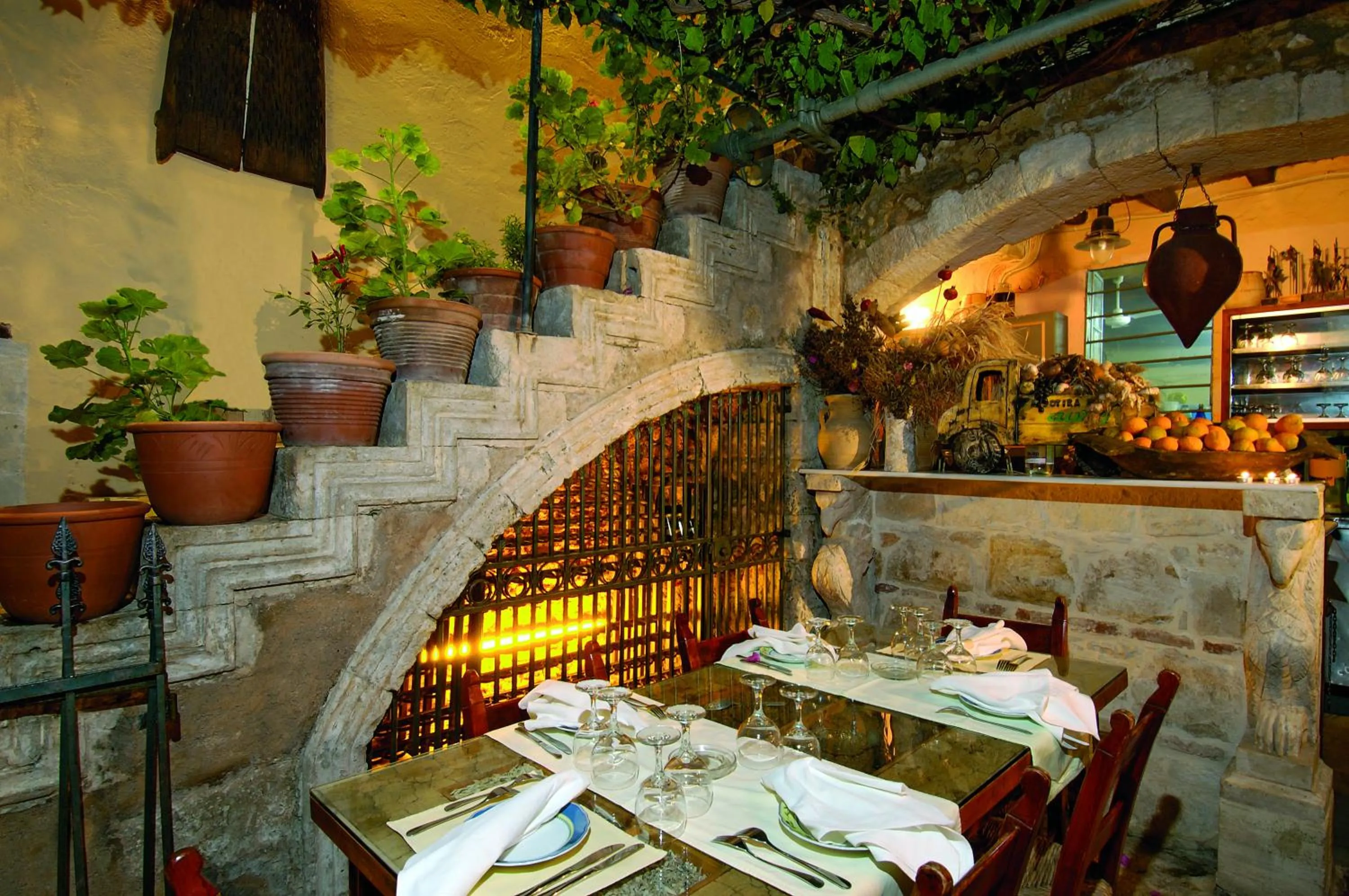 Restaurant/places to eat in Avli Lounge Apartments