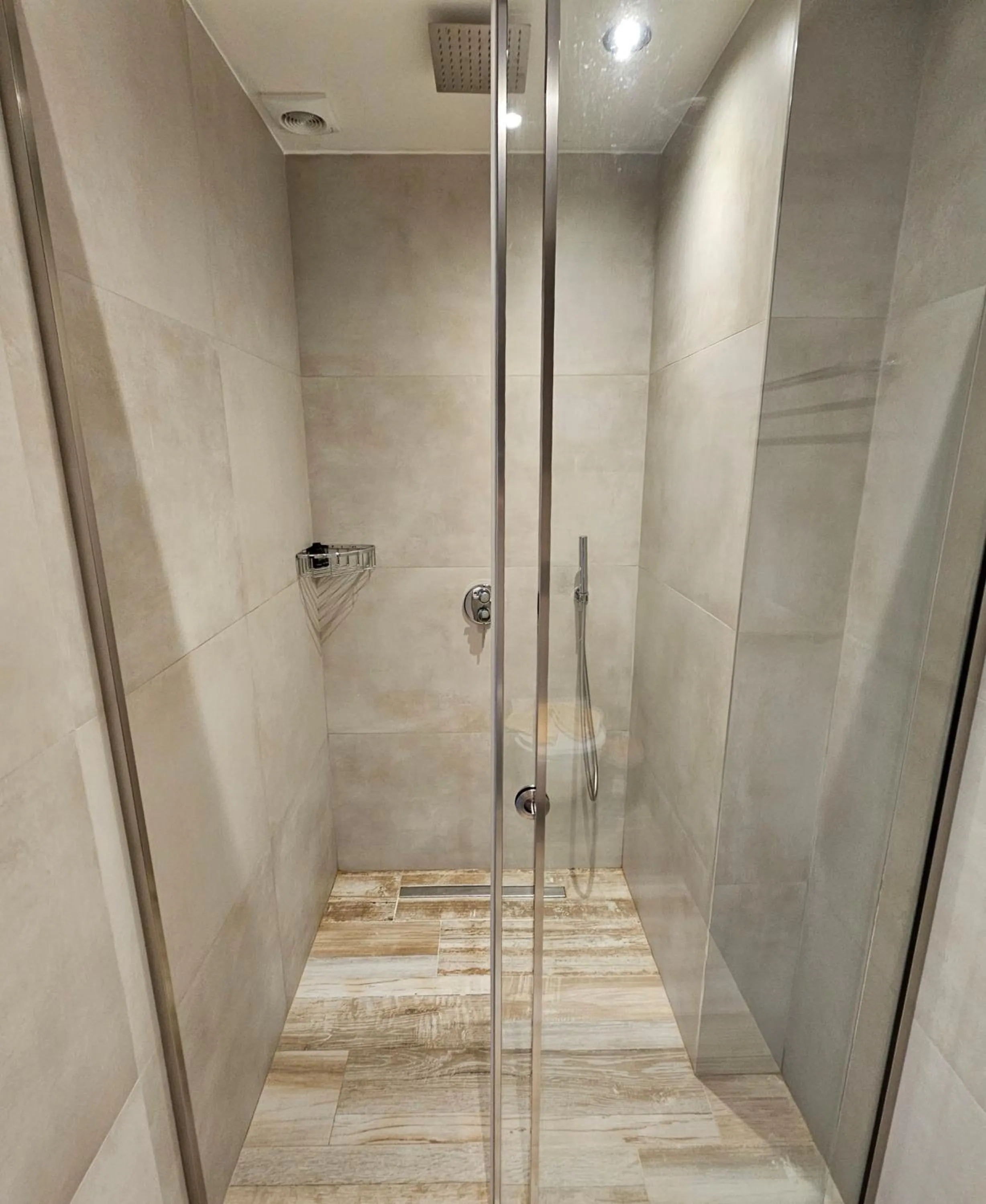 Shower in Dias Hotel & Apts