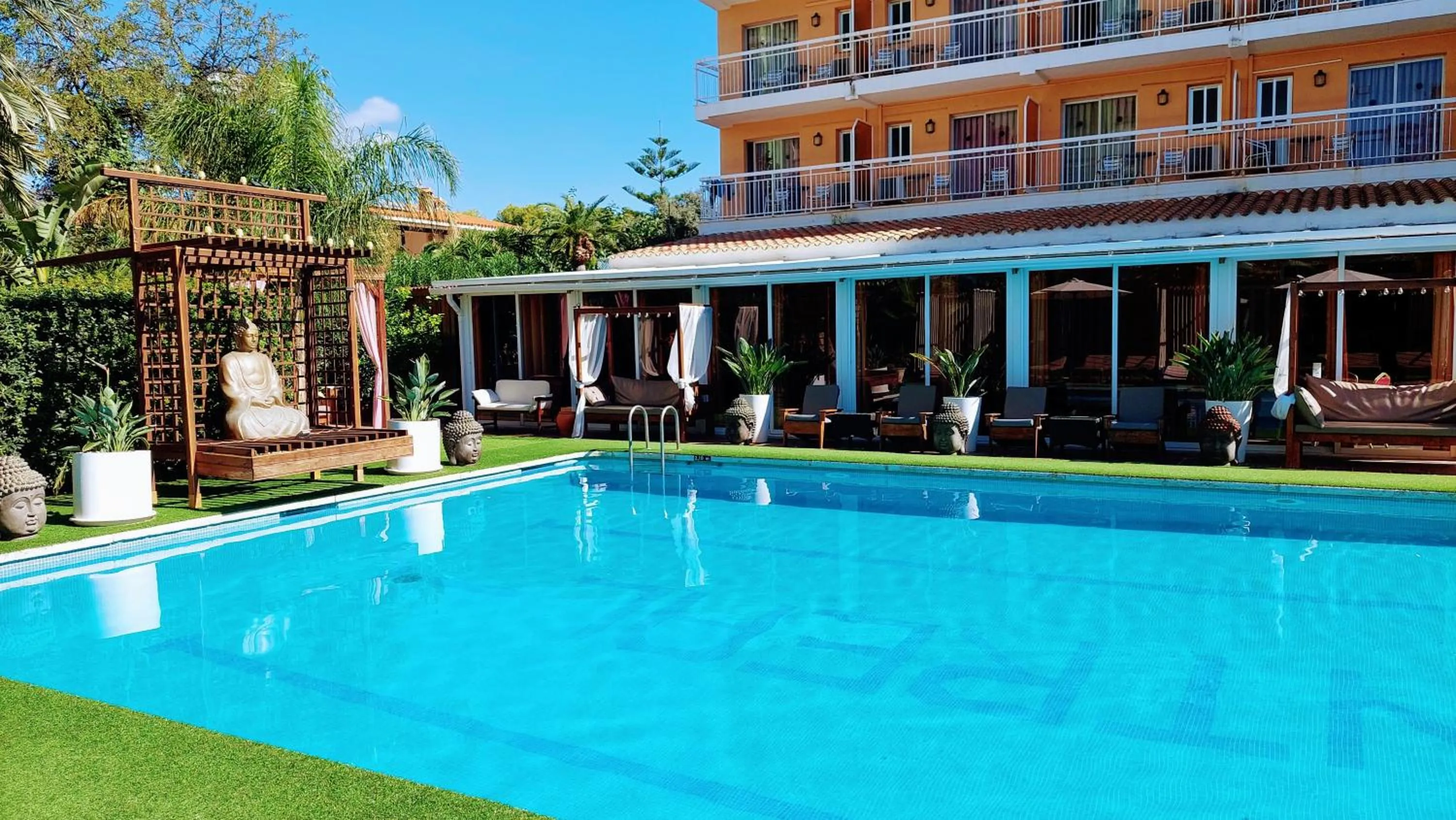 Swimming pool in Montreal