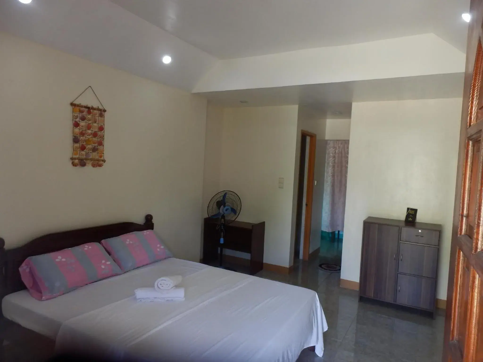 Budget Double Room with Fan in SUNSHINE PARADISE Inn Budget Double Room with Fan in SUNSHINE PARADISE Inn