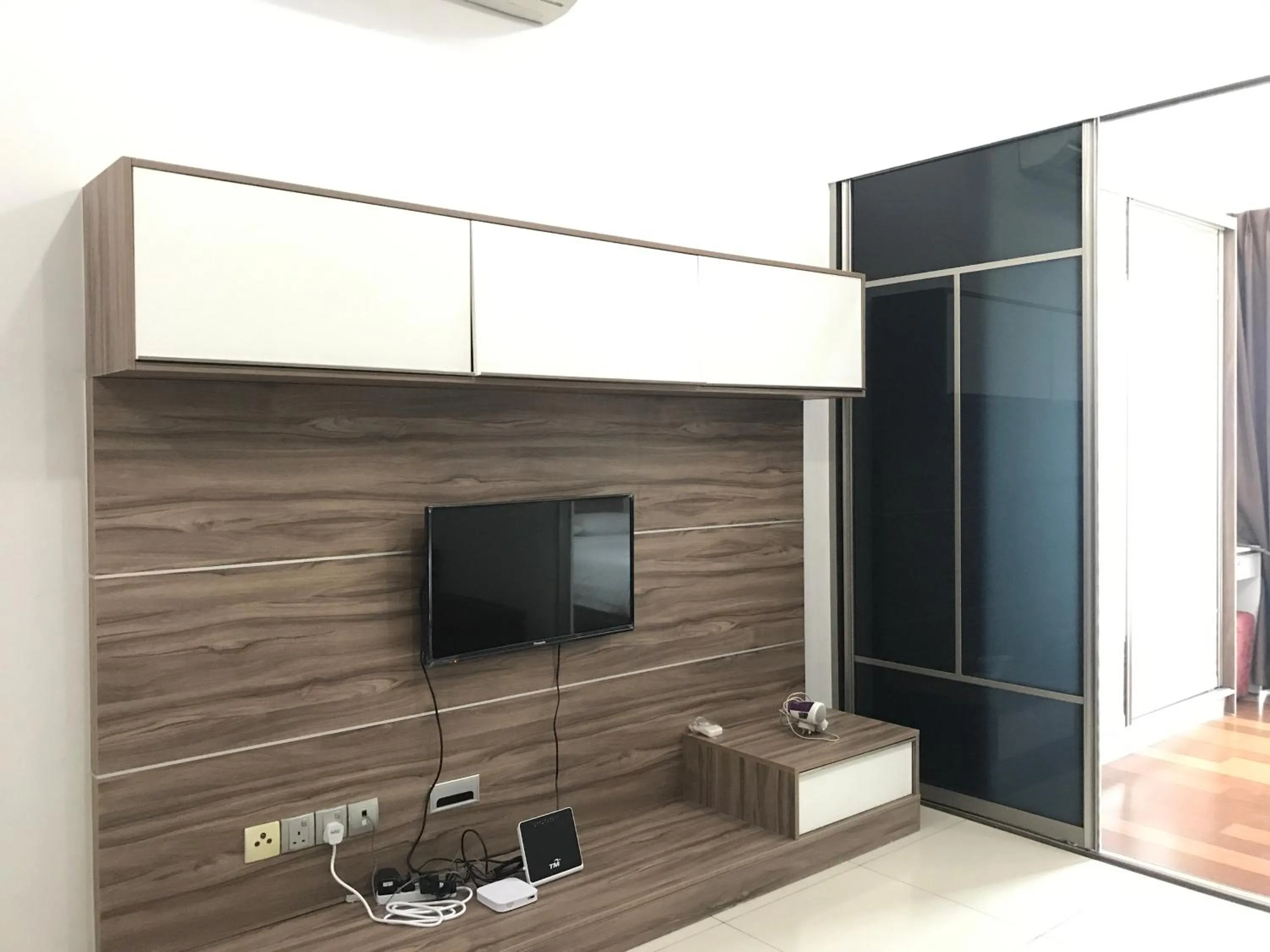 TV and multimedia in Sunset Seaview Vacation Condos @ IMAGO Shopping Mall