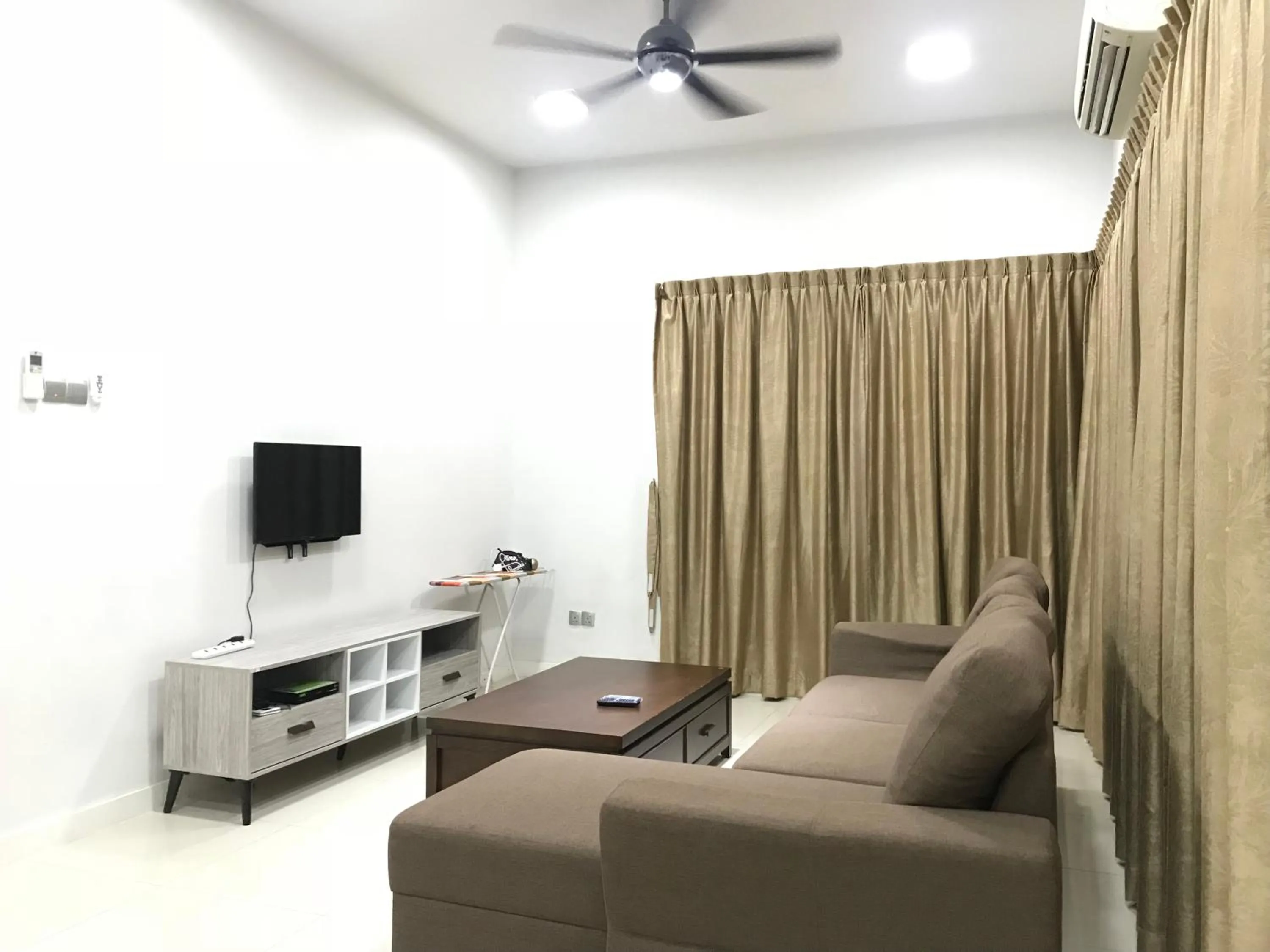 TV and multimedia in Sunset Seaview Vacation Condos @ IMAGO Shopping Mall