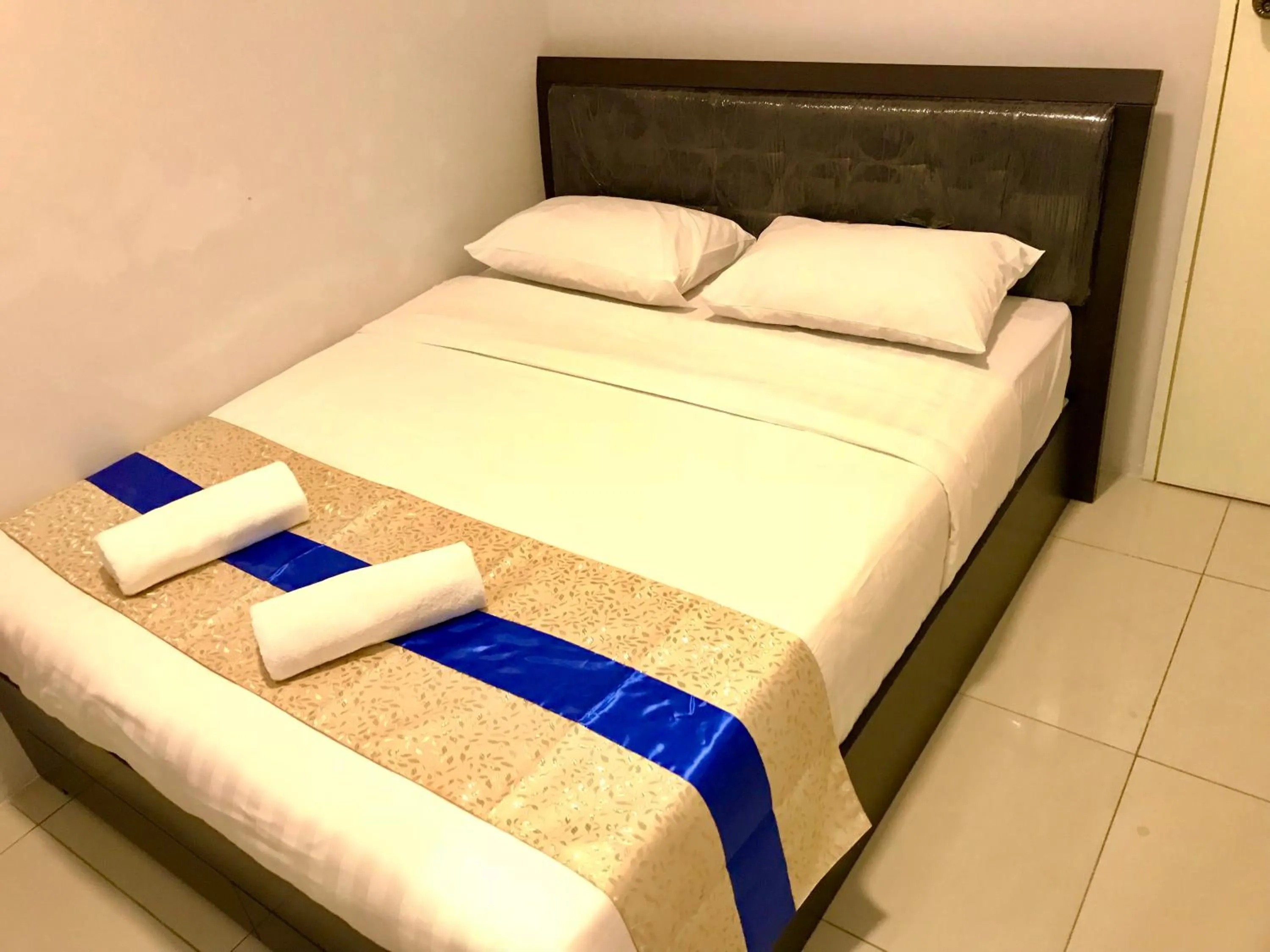 Bed in Sunset Seaview Vacation Condos @ IMAGO Shopping Mall