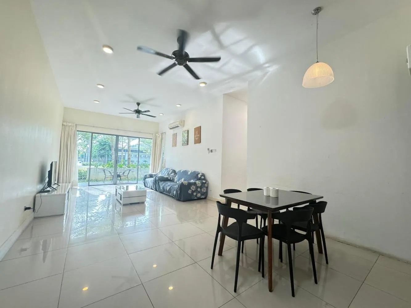 TV and multimedia in Sunset Seaview Vacation Condos @ IMAGO Shopping Mall