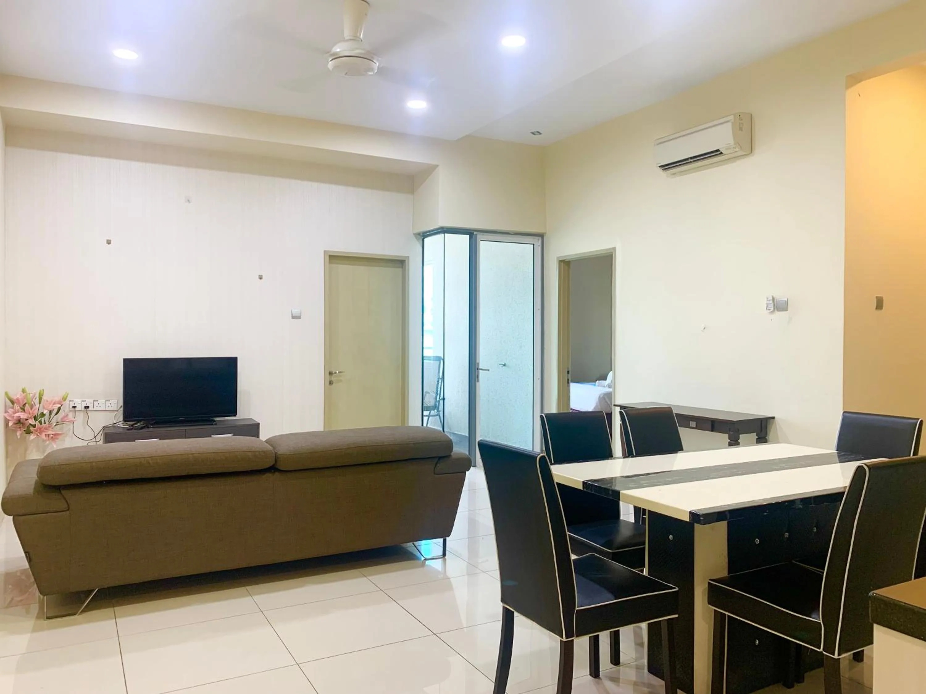 TV and multimedia in Sunset Seaview Vacation Condos @ IMAGO Shopping Mall