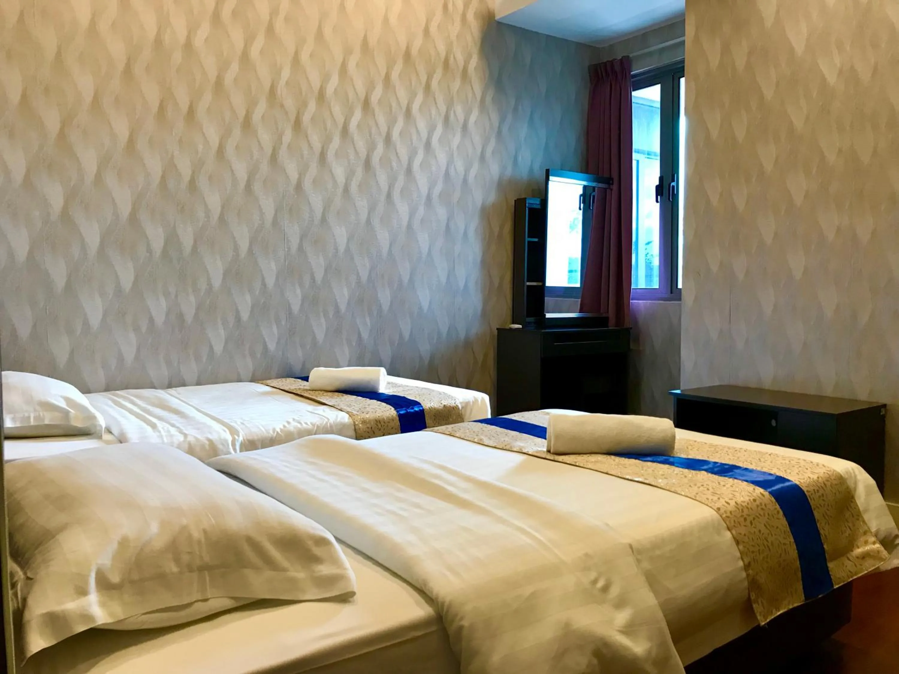 Bed in Sunset Seaview Vacation Condos @ IMAGO Shopping Mall