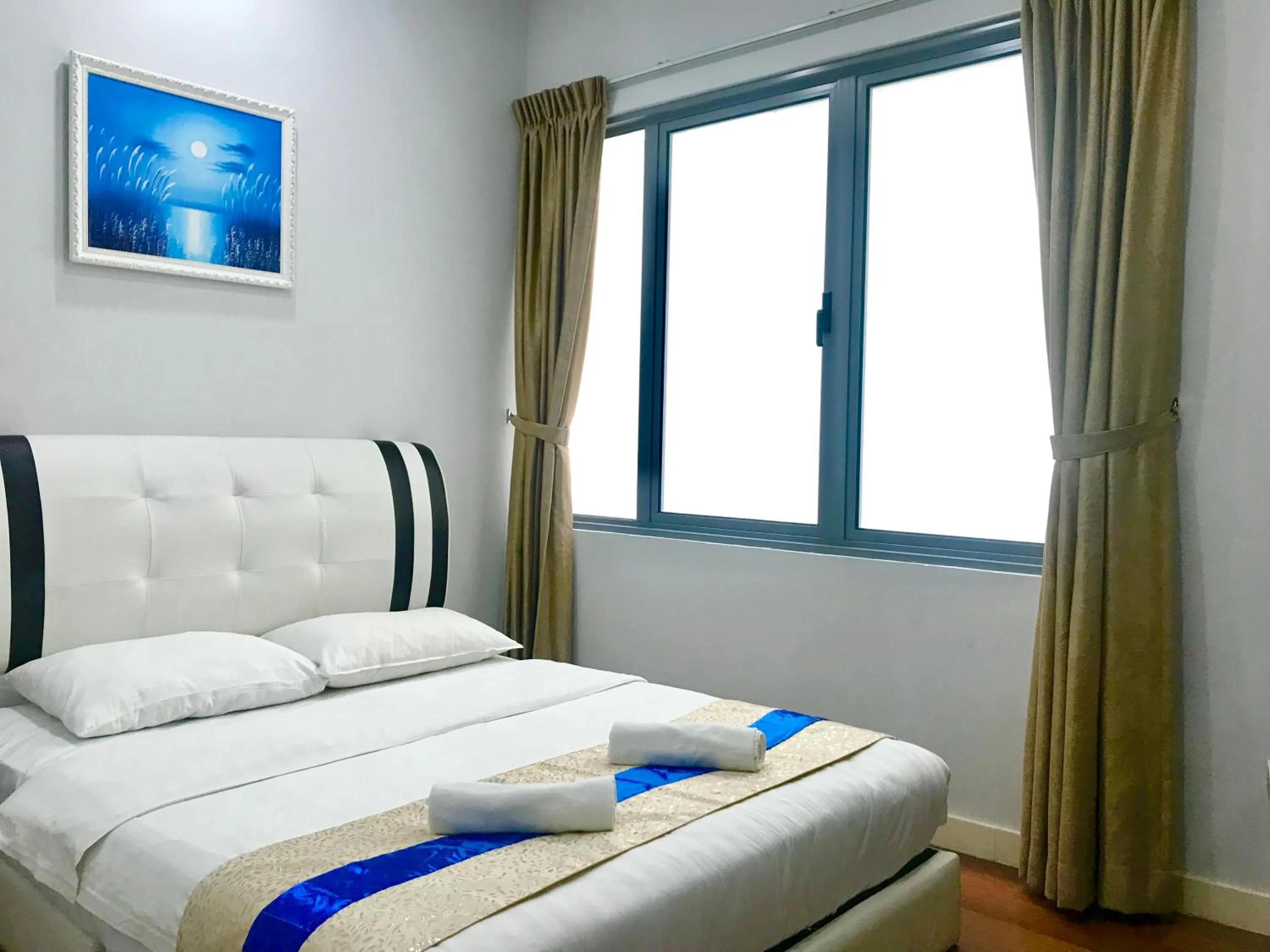 Bed in Sunset Seaview Vacation Condos @ IMAGO Shopping Mall