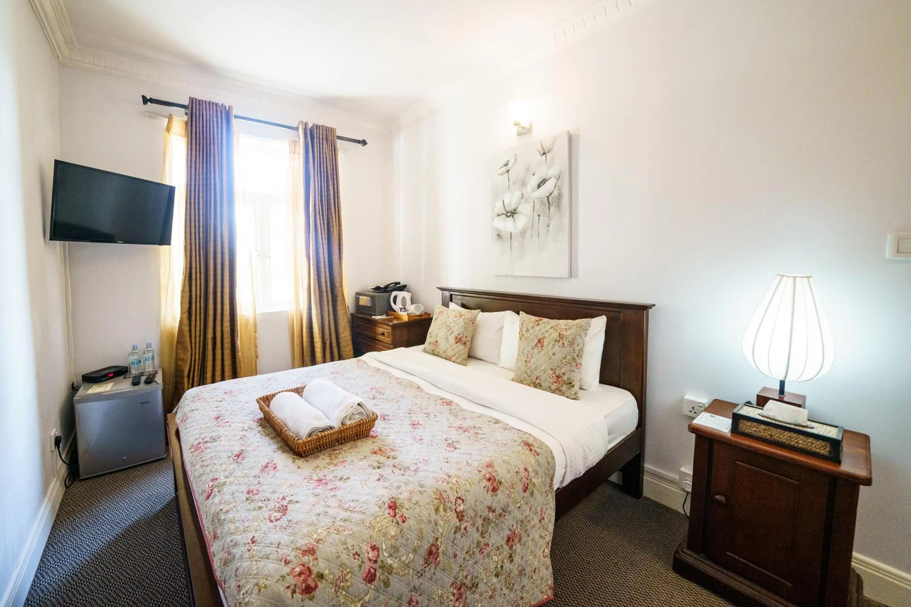 Photo of the whole room in Little England by Celeste