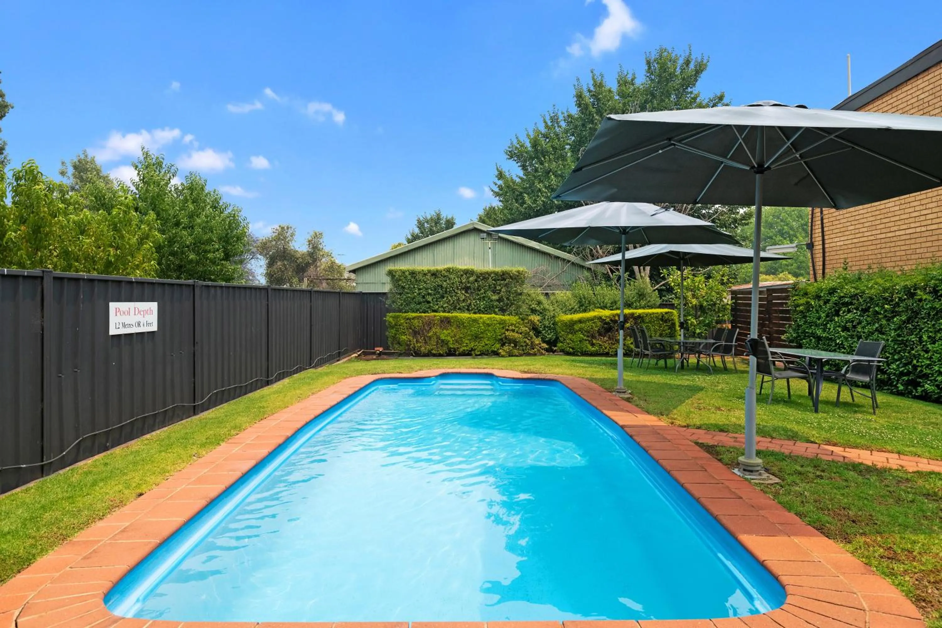 Swimming pool in Avondel Motor Inn