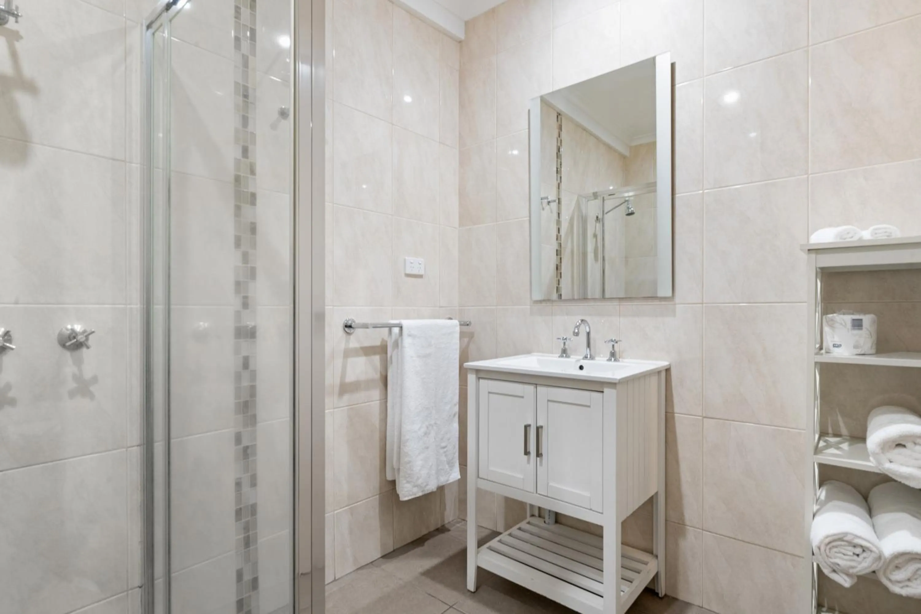 Bathroom in Avondel Motor Inn