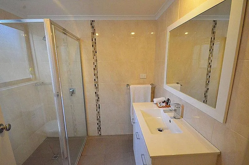 Bathroom in Avondel Motor Inn
